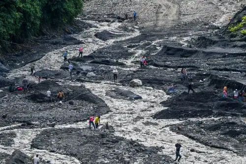 En casi la mitad de las áreas donde se encontró evidencia de explotación de oro aluvial se encontraron también plantaciones de hoja de coca, sostiene el informe. Foto: AFP