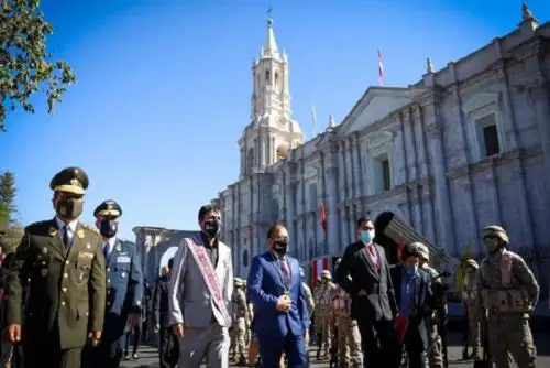 Autoridades y población de Arequipa celebran el Bicentenario del Perú
