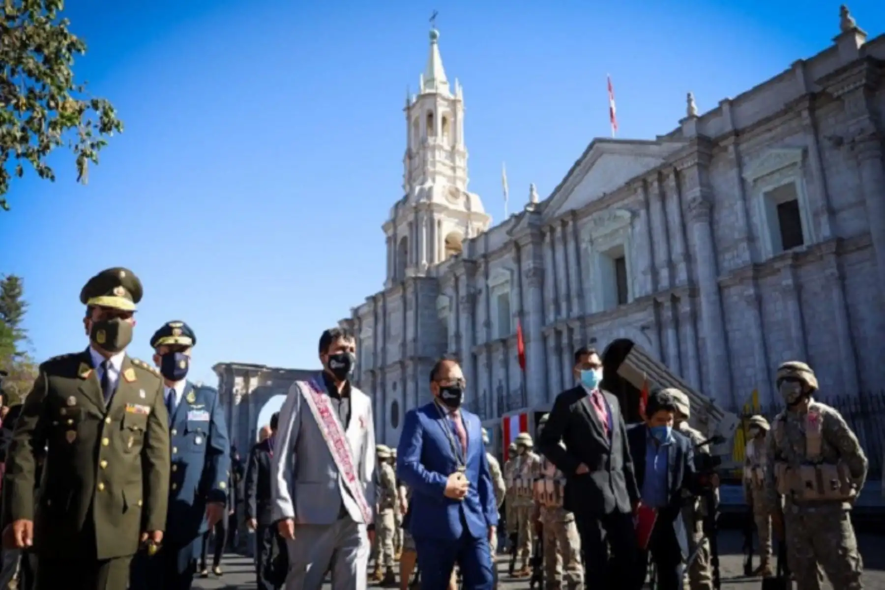 Autoridades y población de Arequipa celebran el Bicentenario del Perú