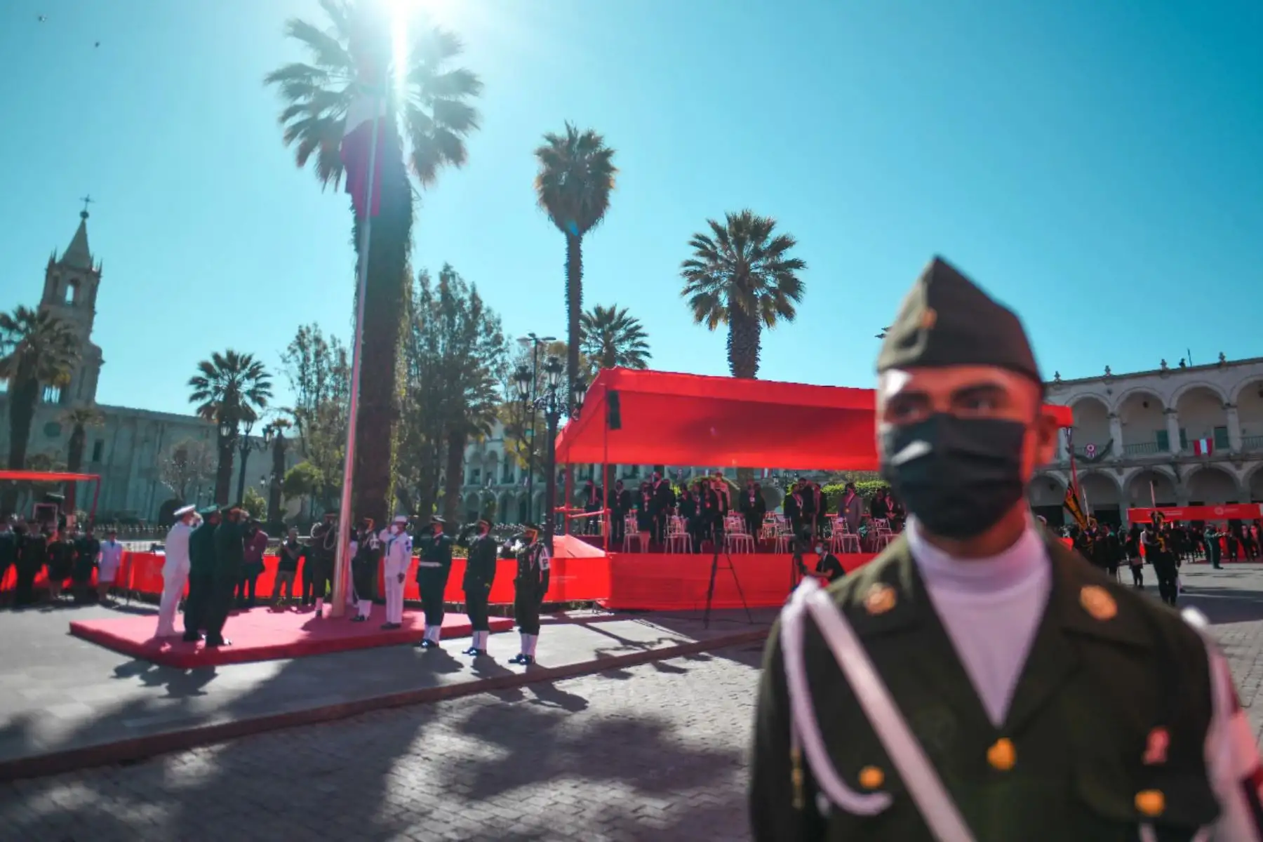 Arequipa celebra el bicentenario de independencia del Perú.
La Plaza de Armas de Arequipa fue el escenario de una ceremonia por los 200 años de independencia del Perú, que congregó únicamente a algunas autoridades civiles, militares y religiosas, debido a la pandemia.
Foto: Cortesía Diego Ramos