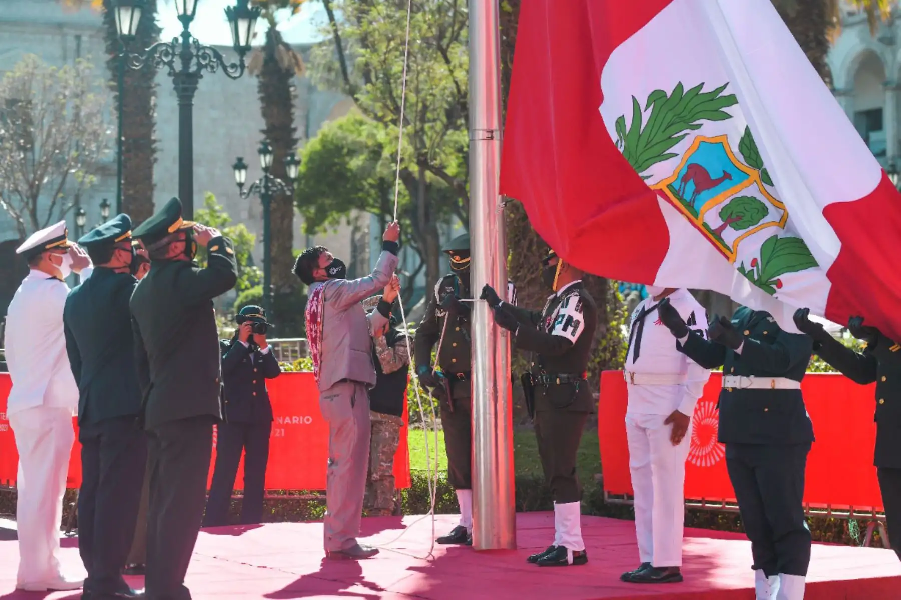 Arequipa celebra el bicentenario de independencia del Perú.
La Plaza de Armas de Arequipa fue el escenario de una ceremonia por los 200 años de independencia del Perú, que congregó únicamente a algunas autoridades civiles, militares y religiosas, debido a la pandemia.
Foto: Cortesía Diego Ramos