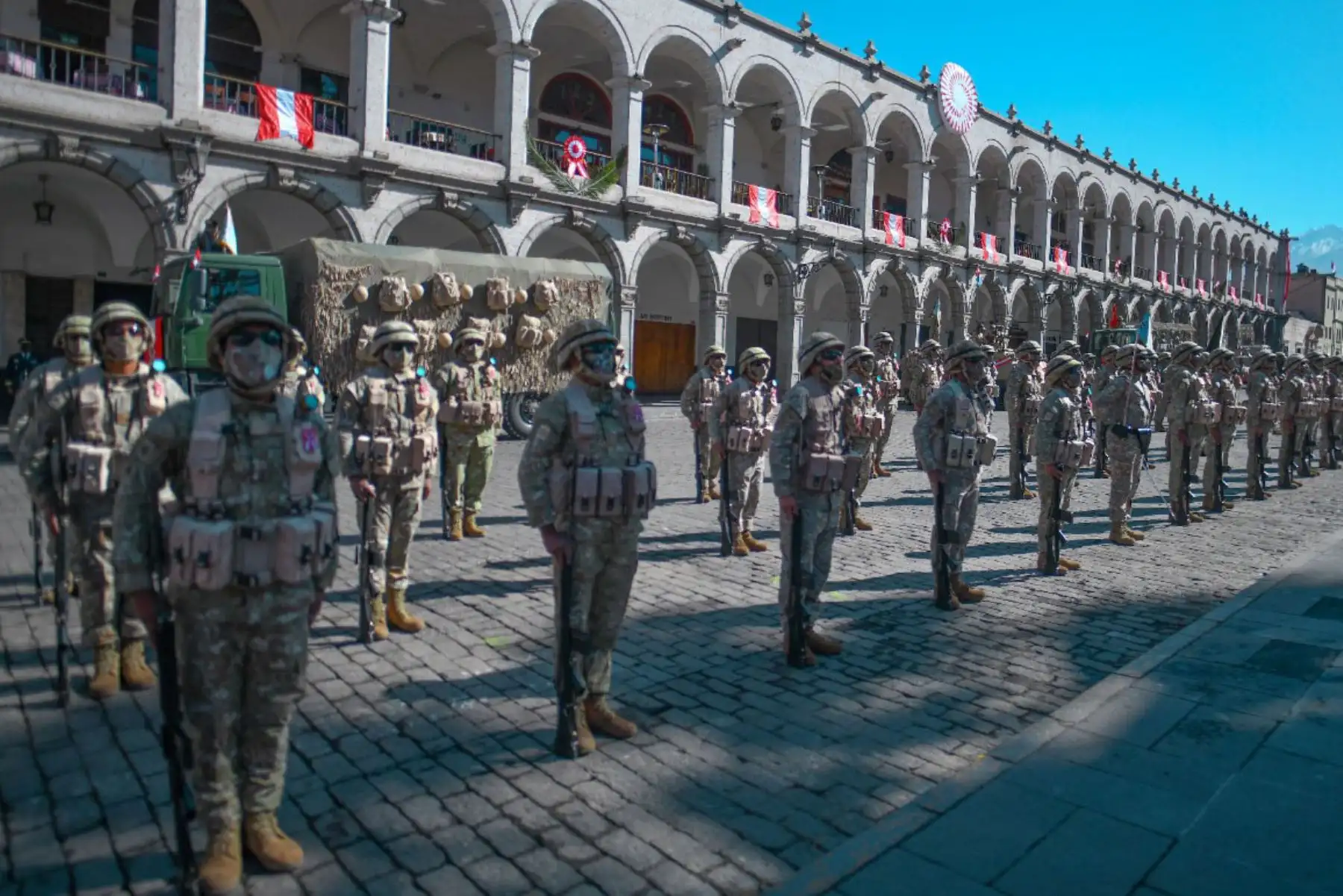 Arequipa celebra el bicentenario de independencia del Perú.
La Plaza de Armas de Arequipa fue el escenario de una ceremonia por los 200 años de independencia del Perú, que congregó únicamente a algunas autoridades civiles, militares y religiosas, debido a la pandemia.
Foto: Cortesía Diego Ramos