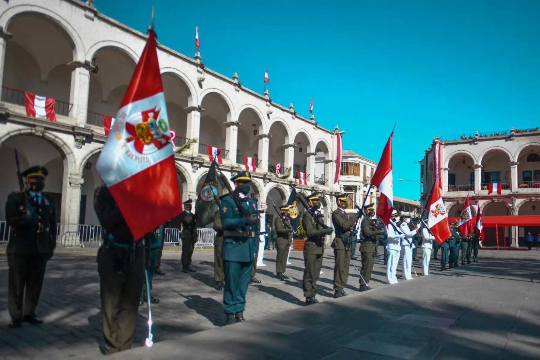 Arequipa celebra el bicentenario de independencia del Perú.
La Plaza de Armas de Arequipa fue el escenario de una ceremonia por los 200 años de independencia del Perú, que congregó únicamente a algunas autoridades civiles, militares y religiosas, debido a la pandemia.
Foto: Cortesía Diego Ramos