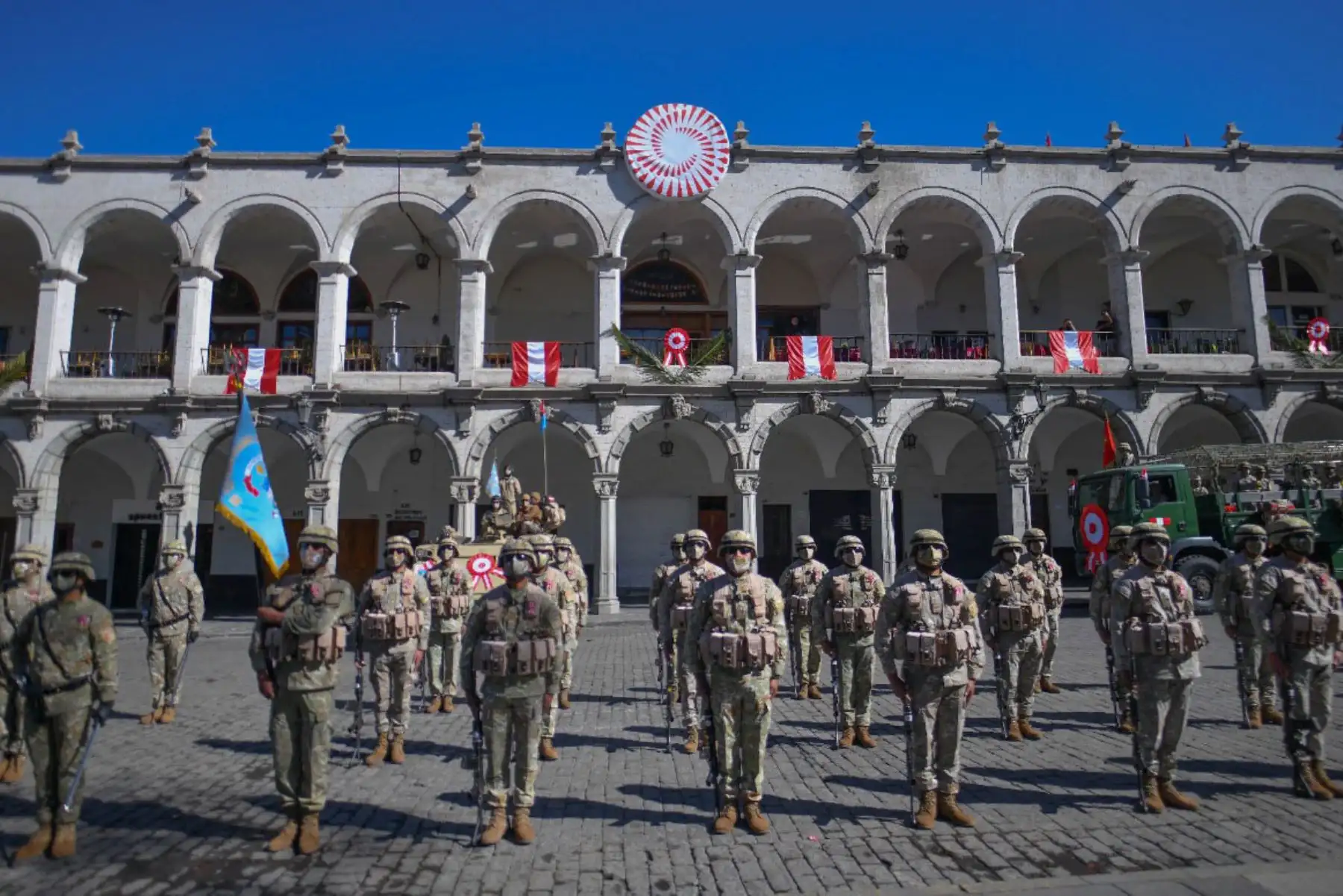 Arequipa celebra el bicentenario de independencia del Perú.
La Plaza de Armas de Arequipa fue el escenario de una ceremonia por los 200 años de independencia del Perú, que congregó únicamente a algunas autoridades civiles, militares y religiosas, debido a la pandemia.
Foto: Cortesía Diego Ramos