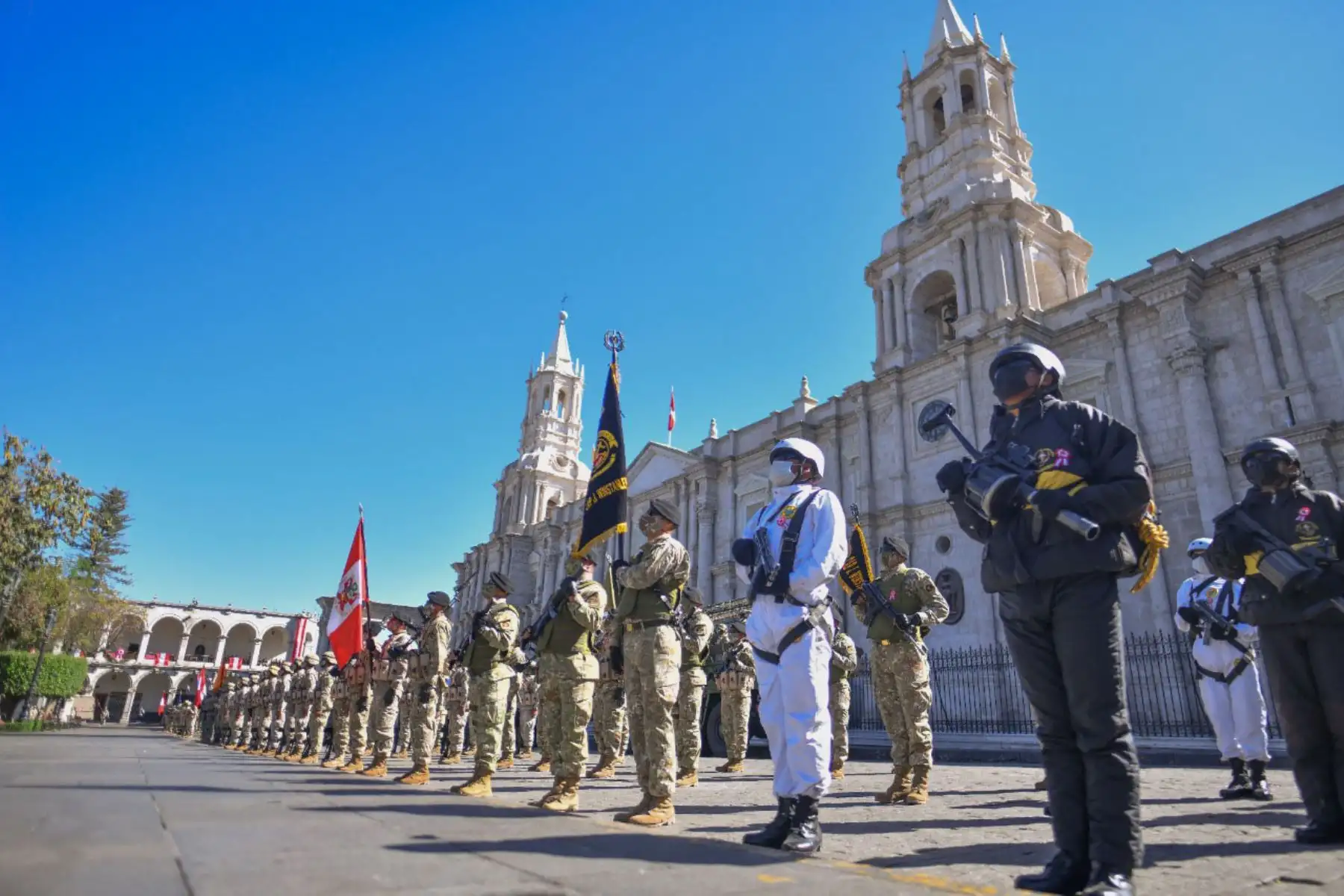 Arequipa celebra el bicentenario de independencia del Perú.
La Plaza de Armas de Arequipa fue el escenario de una ceremonia por los 200 años de independencia del Perú, que congregó únicamente a algunas autoridades civiles, militares y religiosas, debido a la pandemia.
Foto: Cortesía Diego Ramos