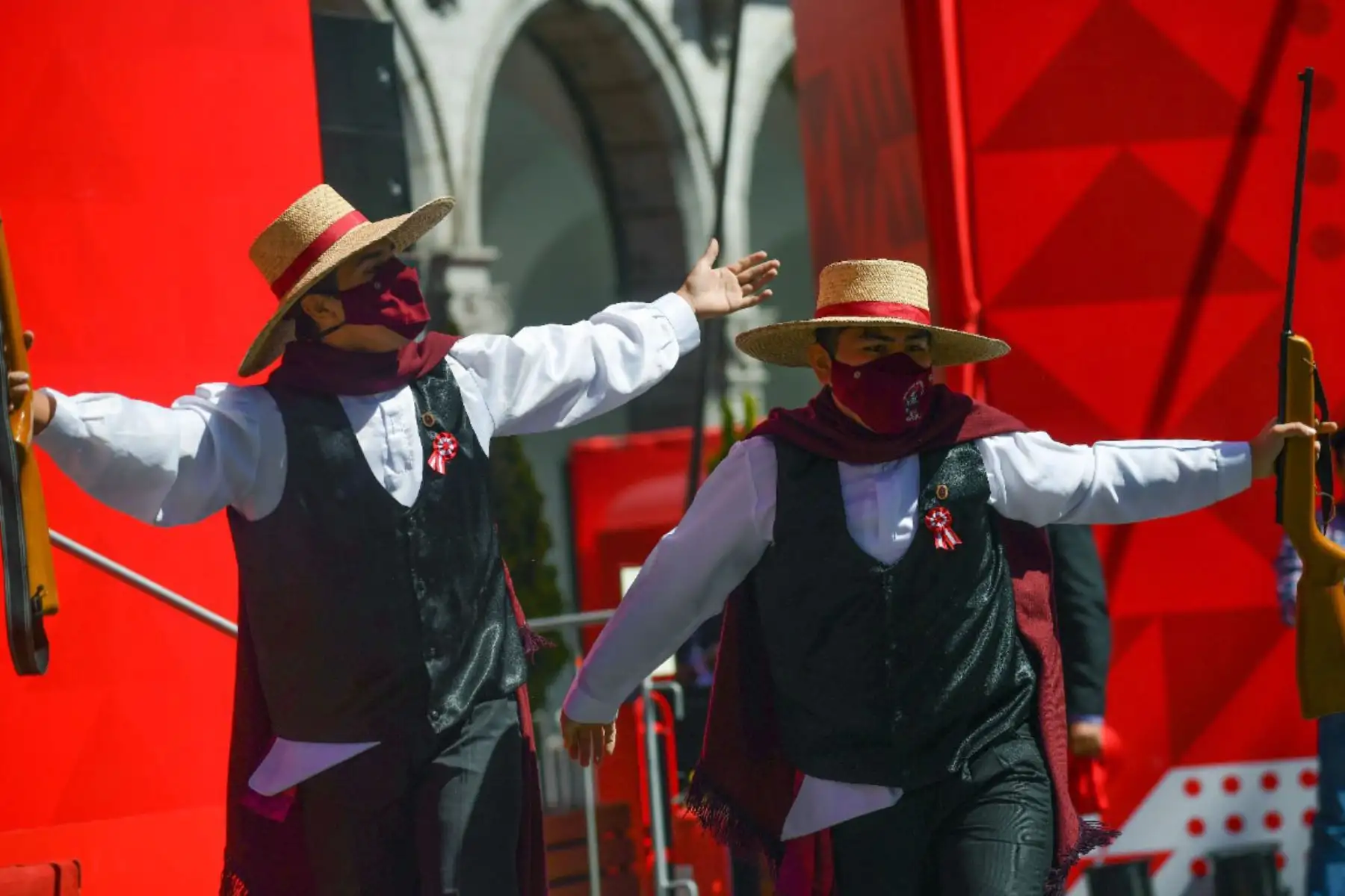 Arequipa celebra el bicentenario de independencia del Perú.
La Plaza de Armas de Arequipa fue el escenario de una ceremonia por los 200 años de independencia del Perú, que congregó únicamente a algunas autoridades civiles, militares y religiosas, debido a la pandemia.
Foto: Cortesía Diego Ramos