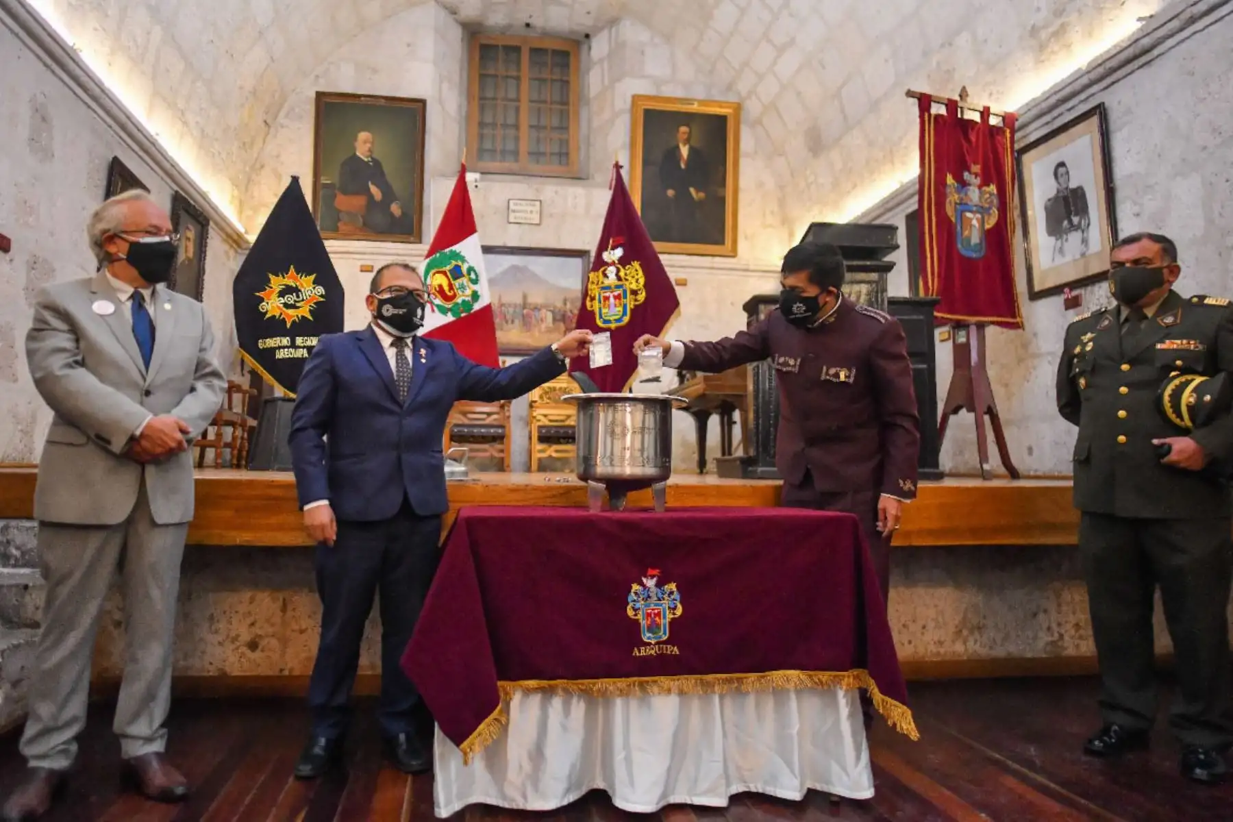 Arequipa celebra el bicentenario de independencia del Perú.
La Plaza de Armas de Arequipa fue el escenario de una ceremonia por los 200 años de independencia del Perú, que congregó únicamente a algunas autoridades civiles, militares y religiosas, debido a la pandemia.
Foto: Cortesía Diego Ramos