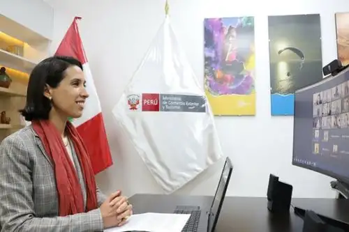 Ministra de Comercio Exterior y Turismo, Claudia Cornejo, felicita a los ganadores de la 10ma edición del Premio Nacional de Diseño de la Artesanía Peruana. Foto: Cortesía.