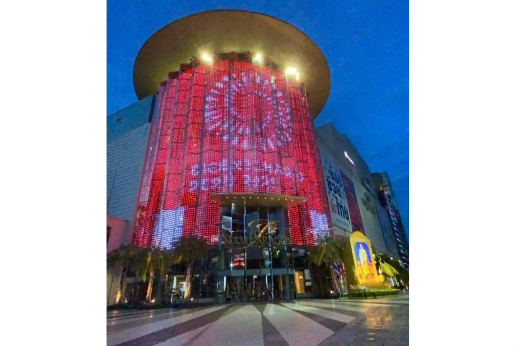 Se ilumina con los colores del Perú la Torre Pearl de Bangkok, Tailandia, con motivo de nuestro del Bicentenario en Perú.
Foto: @CancilleriaPeru