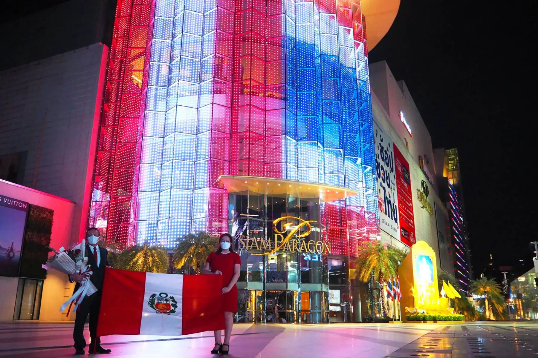 Se ilumina con los colores del Perú la Torre Pearl de Bangkok, Tailandia, con motivo de nuestro del Bicentenario en Perú.
Foto: @CancilleriaPeru