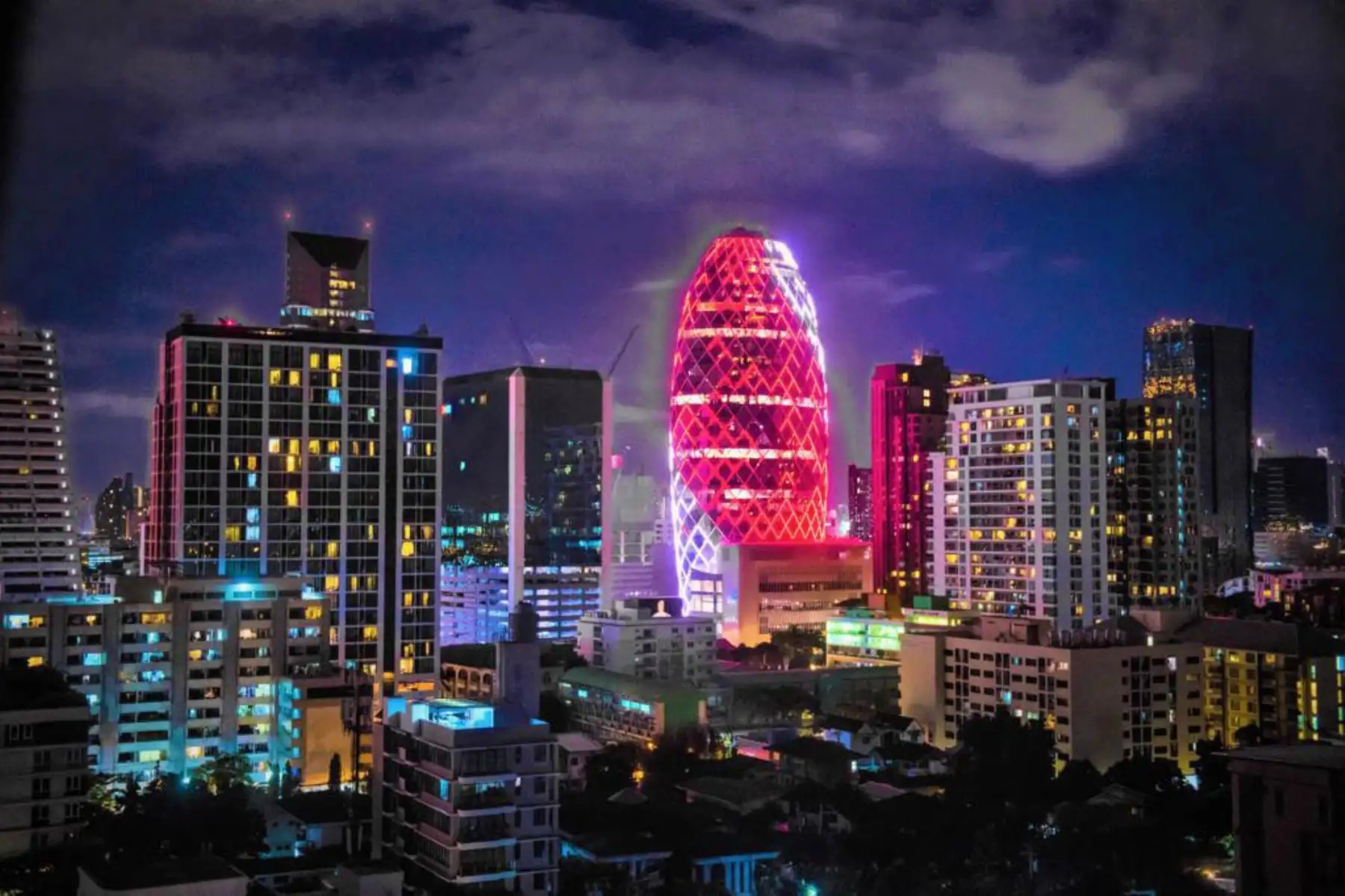 Se ilumina con los colores del Perú la Torre Pearl de Bangkok, Tailandia, con motivo de nuestro del Bicentenario en Perú.
Foto: @CancilleriaPeru