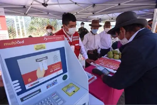 Madres de hogares afiliadas a Juntos, así como adultos mayores beneficiarios de Pensión 65 cuentan con tarjetas de débito para el cobro seguro y oportuno de sus abonos.