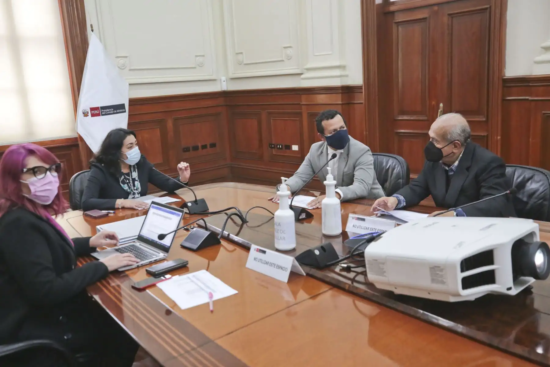 La presidenta del Consejo de Ministros, Violeta Bermúdez, participa en la sesión de instalación de la comisión de transferencia.
Foto: PCM