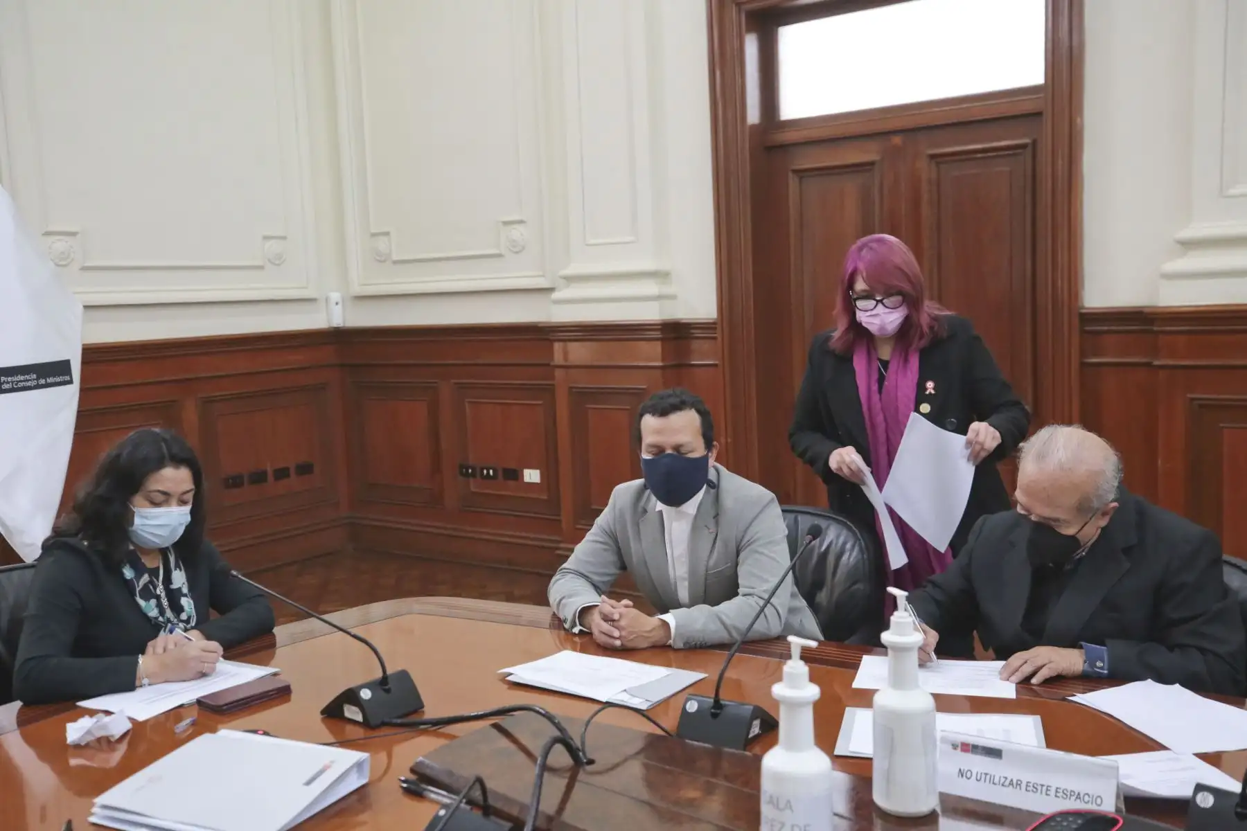 La presidenta del Consejo de Ministros, Violeta Bermúdez, participa en la sesión de instalación de la comisión de transferencia.
Foto: PCM