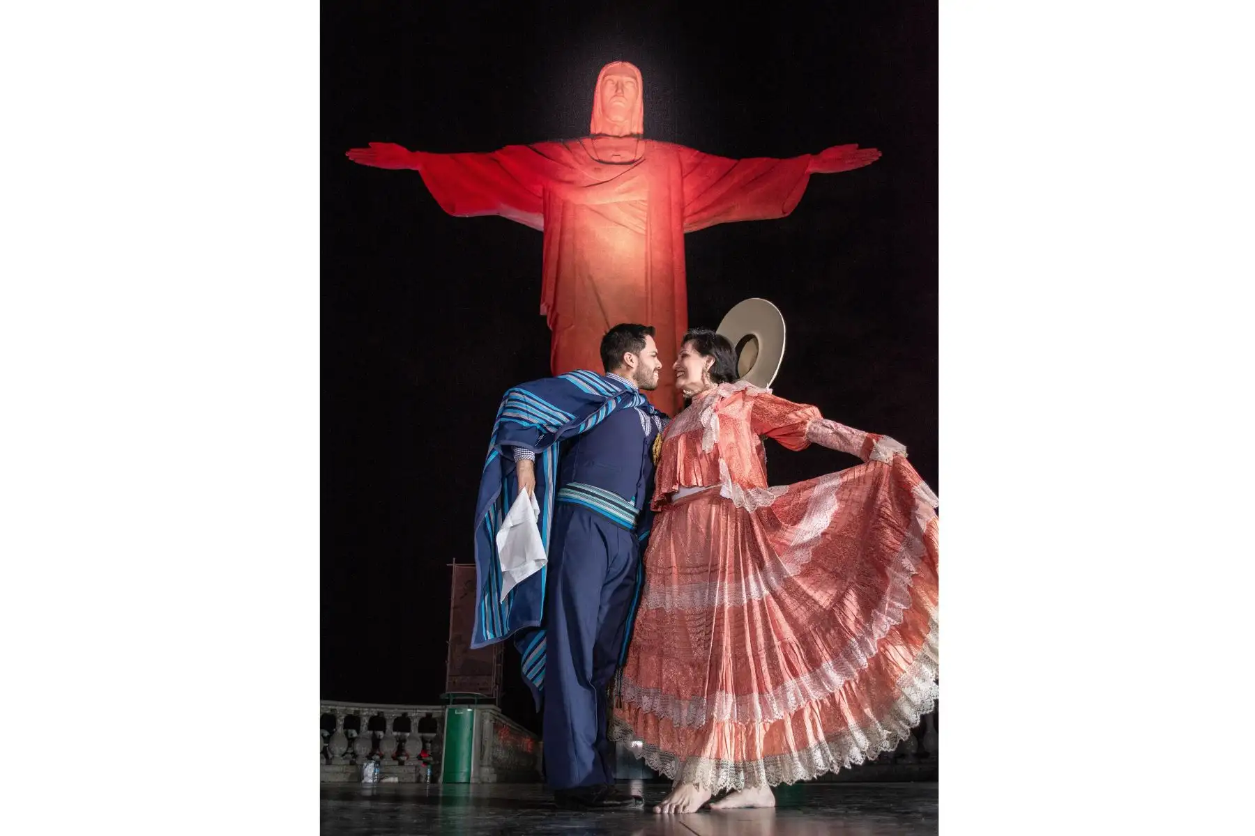 El Consulado General del Perú en Rio de Janeiro, con el apoyo del Santuario Cristo Redentor, organizó el homenaje por el Bicentenario de la Independencia del Perú, iluminando una de las siete maravillas del mundo moderno con los colores de nuestra bandera.
Foto: Cancillería del Perú El Consulado General del Perú en Rio de Janeiro, con el apoyo del Santuario Cristo Redentor, organizó el homenaje por el Bicentenario de la Independencia del Perú, iluminando una de las siete maravillas del mundo moderno con los colores de nuestra bandera.
Foto: Cancillería del Perú