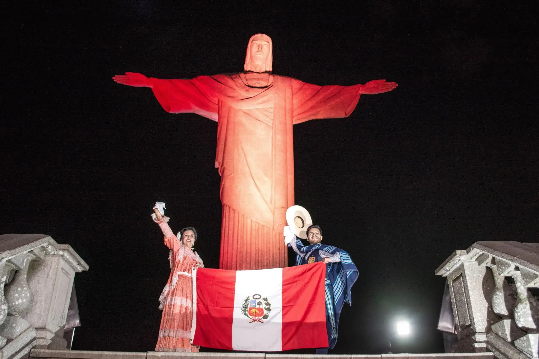 El Consulado General del Perú en Rio de Janeiro, con el apoyo del Santuario Cristo Redentor, organizó el homenaje por el Bicentenario de la Independencia del Perú, iluminando una de las siete maravillas del mundo moderno con los colores de nuestra bandera.
Foto: Cancillería del Perú El Consulado General del Perú en Rio de Janeiro, con el apoyo del Santuario Cristo Redentor, organizó el homenaje por el Bicentenario de la Independencia del Perú, iluminando una de las siete maravillas del mundo moderno con los colores de nuestra bandera.
Foto: Cancillería del Perú