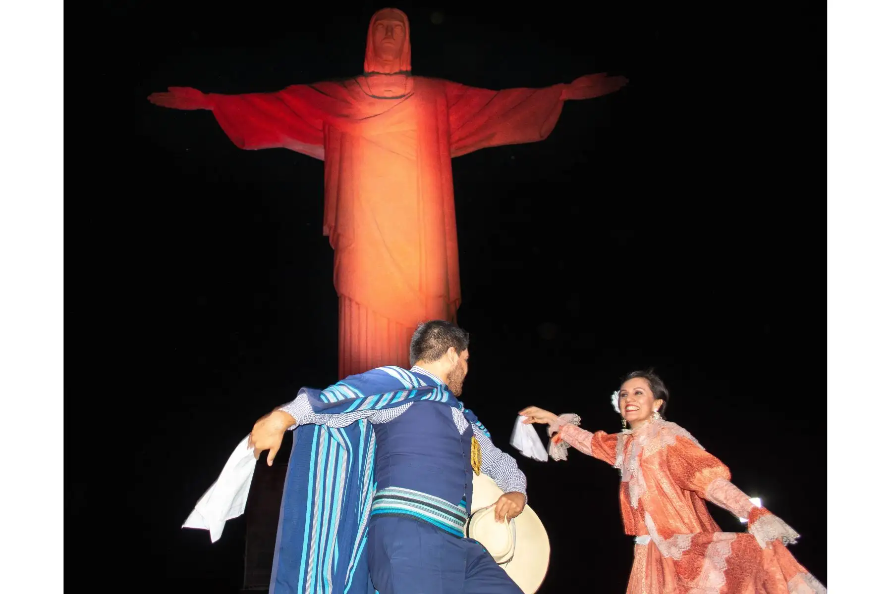 El Consulado General del Perú en Rio de Janeiro, con el apoyo del Santuario Cristo Redentor, organizó el homenaje por el Bicentenario de la Independencia del Perú, iluminando una de las siete maravillas del mundo moderno con los colores de nuestra bandera.
Foto: Cancillería del Perú El Consulado General del Perú en Rio de Janeiro, con el apoyo del Santuario Cristo Redentor, organizó el homenaje por el Bicentenario de la Independencia del Perú, iluminando una de las siete maravillas del mundo moderno con los colores de nuestra bandera.
Foto: Cancillería del Perú