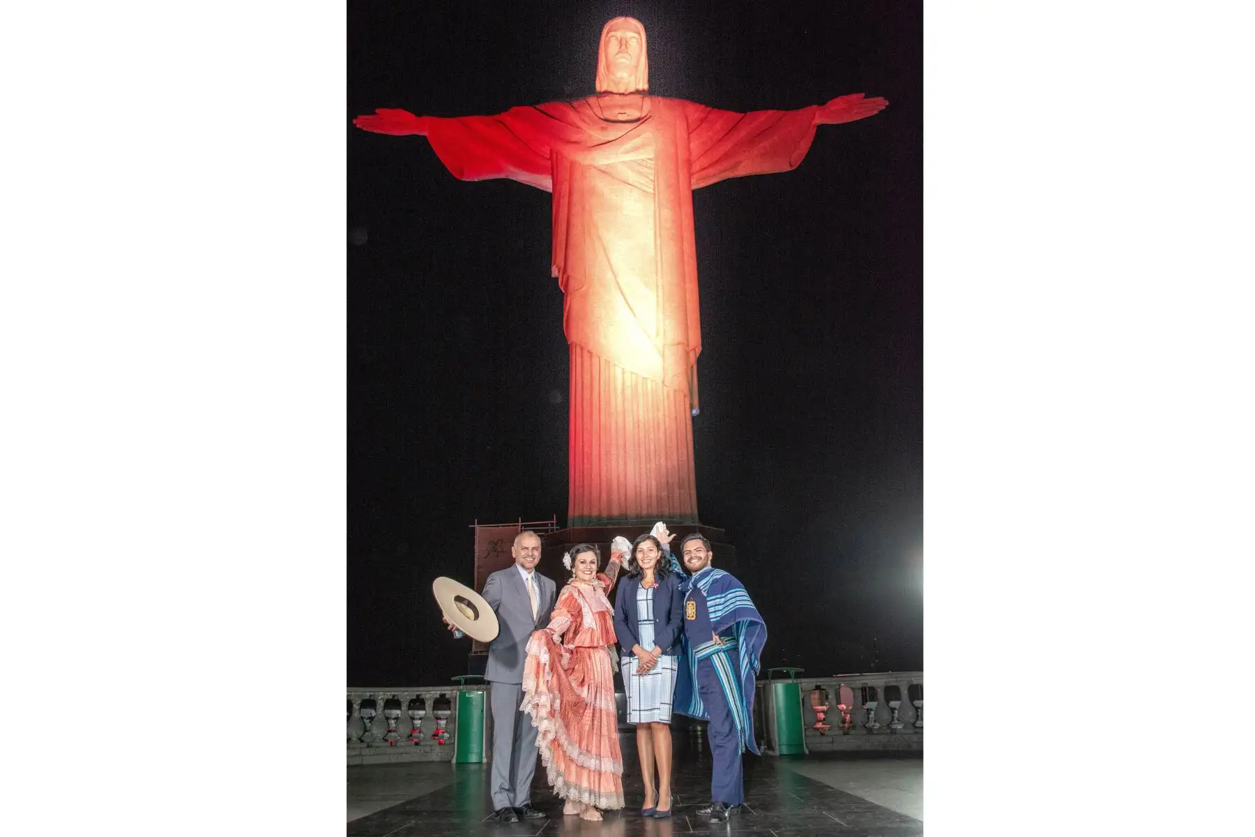 El Consulado General del Perú en Rio de Janeiro, con el apoyo del Santuario Cristo Redentor, organizó el homenaje por el Bicentenario de la Independencia del Perú, iluminando una de las siete maravillas del mundo moderno con los colores de nuestra bandera.
Foto: Cancillería del Perú El Consulado General del Perú en Rio de Janeiro, con el apoyo del Santuario Cristo Redentor, organizó el homenaje por el Bicentenario de la Independencia del Perú, iluminando una de las siete maravillas del mundo moderno con los colores de nuestra bandera.
Foto: Cancillería del Perú