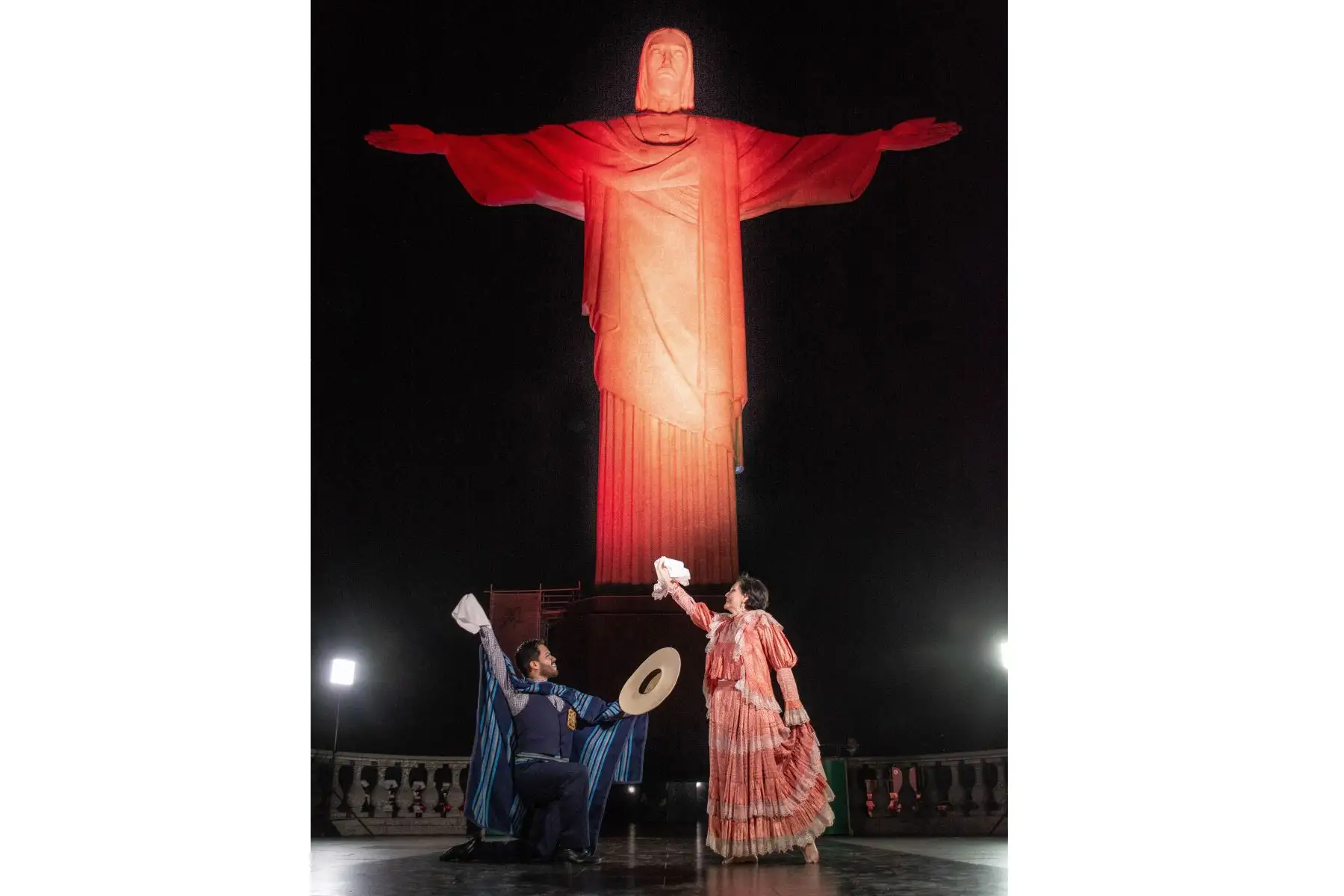 El Consulado General del Perú en Rio de Janeiro, con el apoyo del Santuario Cristo Redentor, organizó el homenaje por el Bicentenario de la Independencia del Perú, iluminando una de las siete maravillas del mundo moderno con los colores de nuestra bandera.
Foto: Cancillería del Perú El Consulado General del Perú en Rio de Janeiro, con el apoyo del Santuario Cristo Redentor, organizó el homenaje por el Bicentenario de la Independencia del Perú, iluminando una de las siete maravillas del mundo moderno con los colores de nuestra bandera.
Foto: Cancillería del Perú