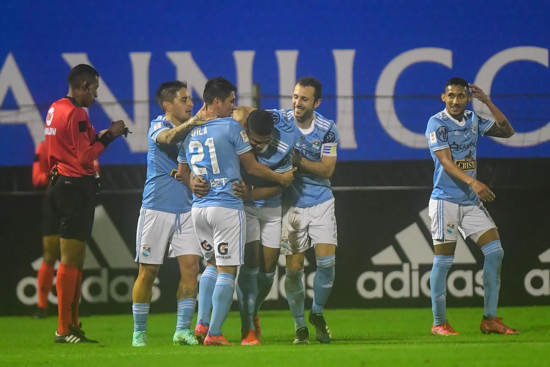 El Club Sporting Cristal se impuso 2-1 ante el Mannucci
 y se consagra como campeón de la Copa Bicentenario 2021 en el estadio Alejandro Villanueva.
Foto: @LigaFutProf