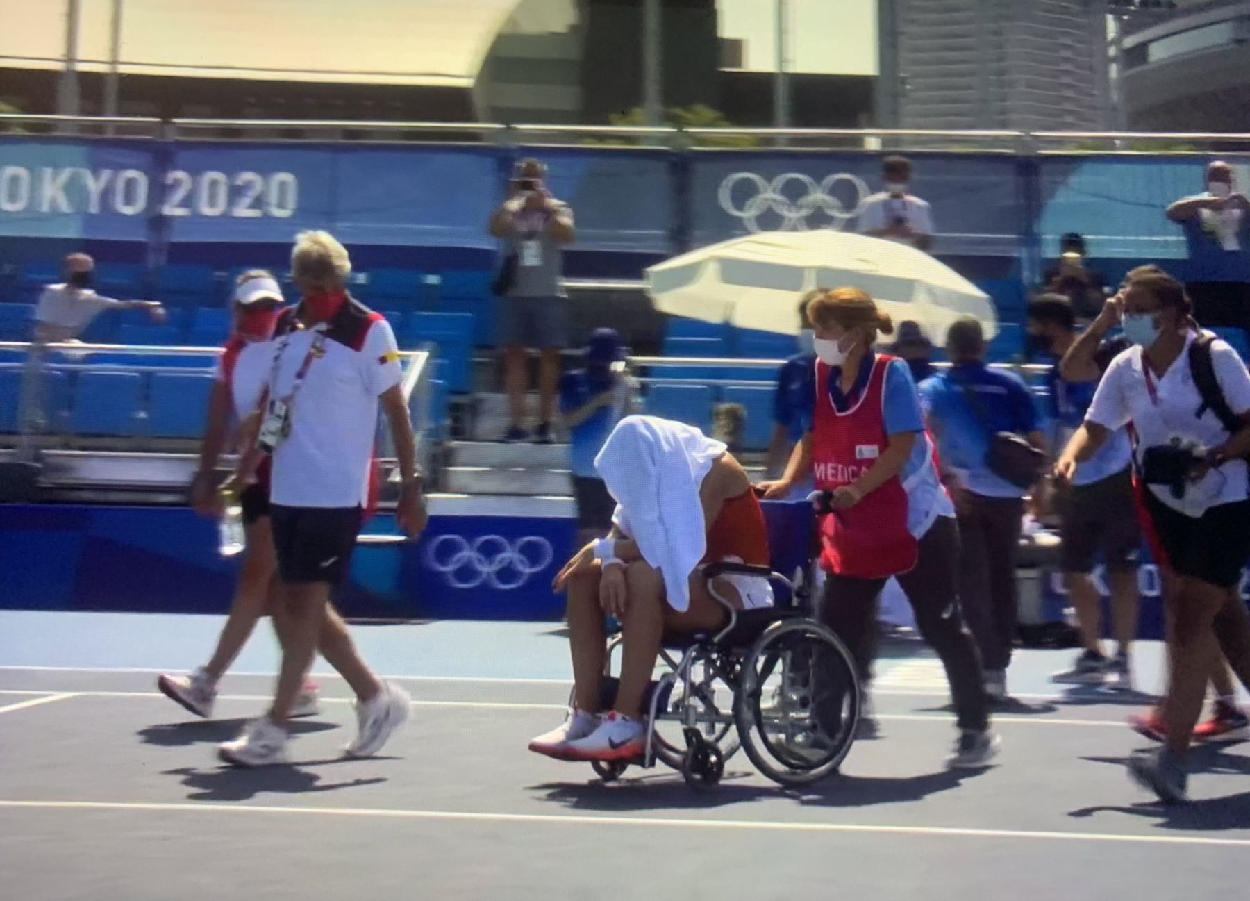 Paula Badosa es retirada en silla de ruedas tras abandonar su partido debido al intenso calor
