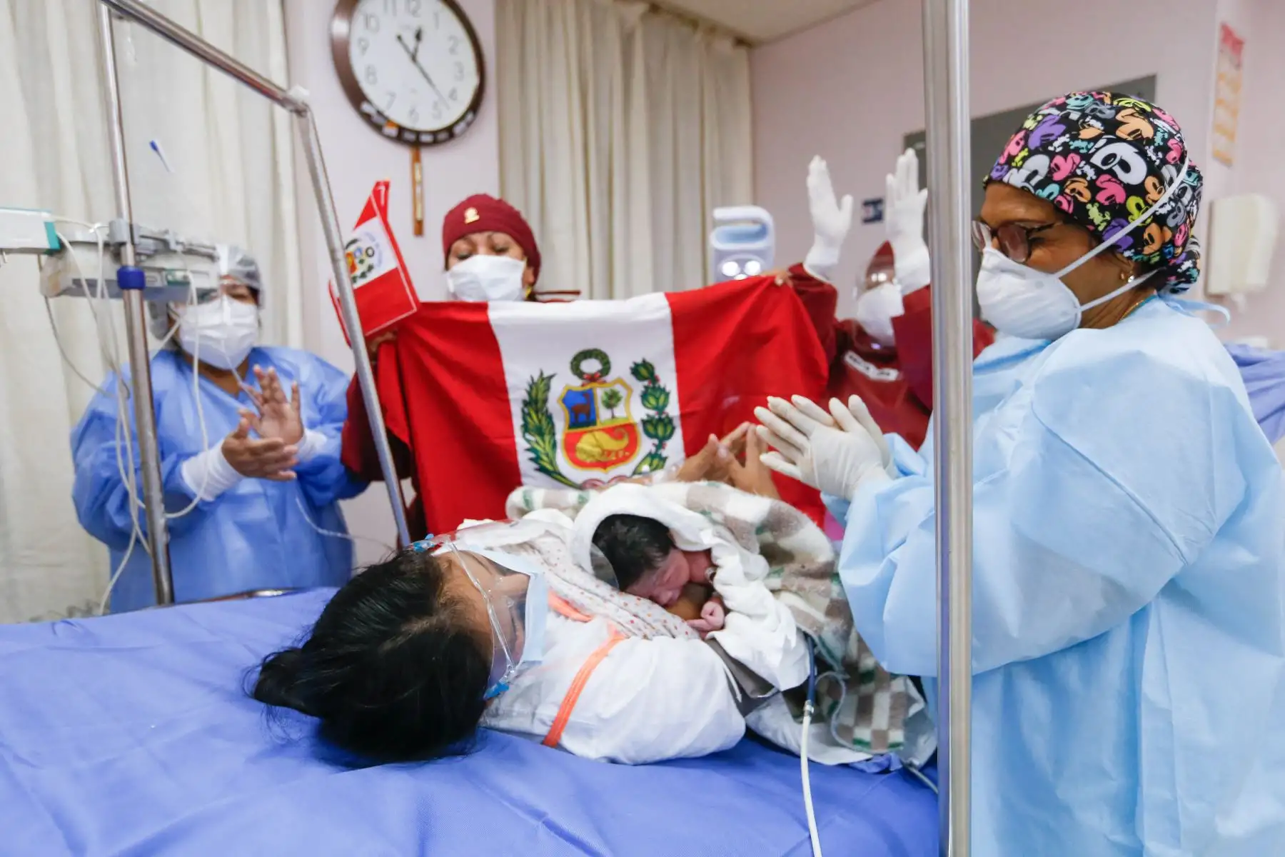 El recién nacido pesó 3,570 kilogramos y midió 51 centímetros, y su primer llanto será recordado por siempre ya que no solo emocionó a la madre sino también a los médicos, obstetras y enfermeras, que con convicción y banderas en mano le entonaron la canción 