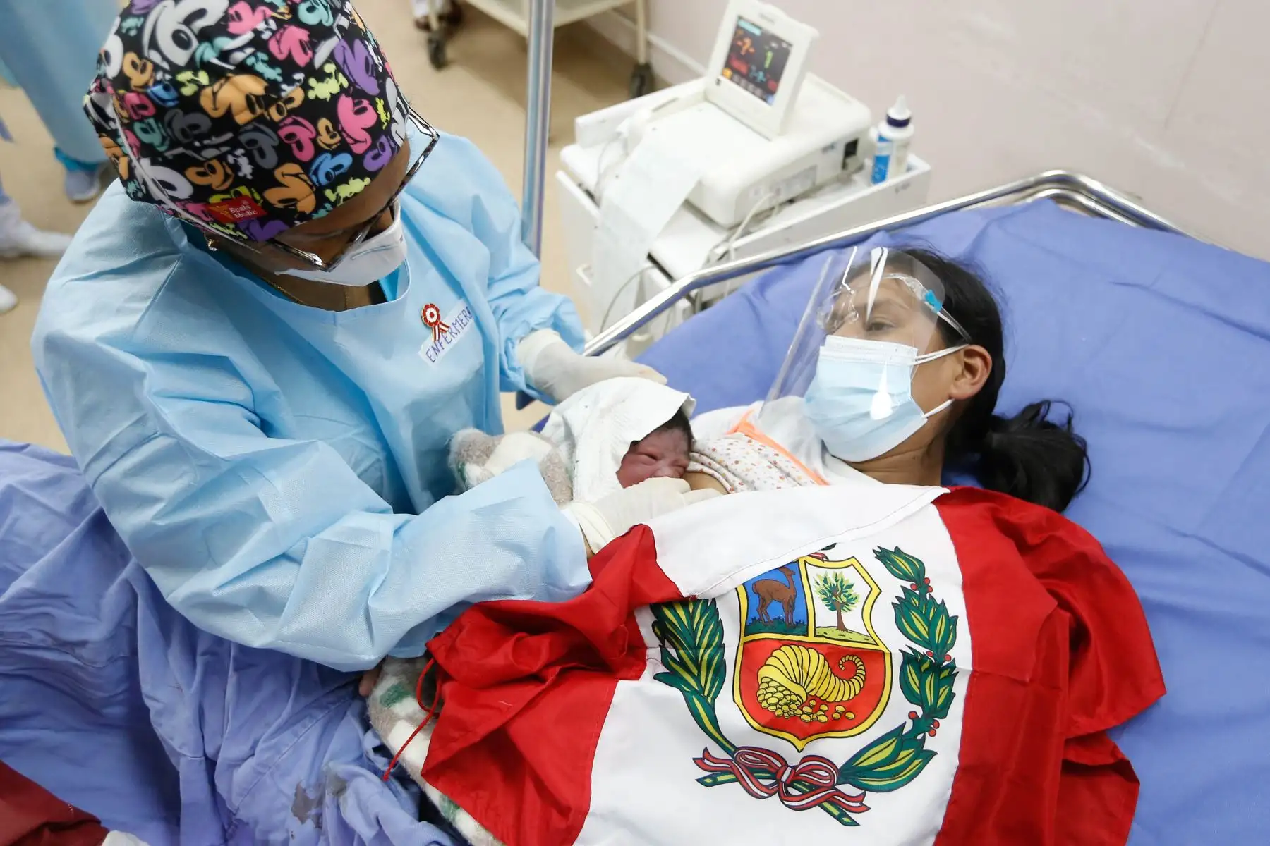 A solo once segundos de haber iniciado el 28 de julio, Felipe, un hermoso y saludable bebé, nació en el Instituto Nacional Materno Perinatal (INMP) del Ministerio de Salud (Minsa). Su llegada al mundo no puede ser más significativa ya que se trata del primer peruano nacido en el día del Bicentenario y en medio de la pandemia por la COVID-19. Foto: ANDINA/MINSA
