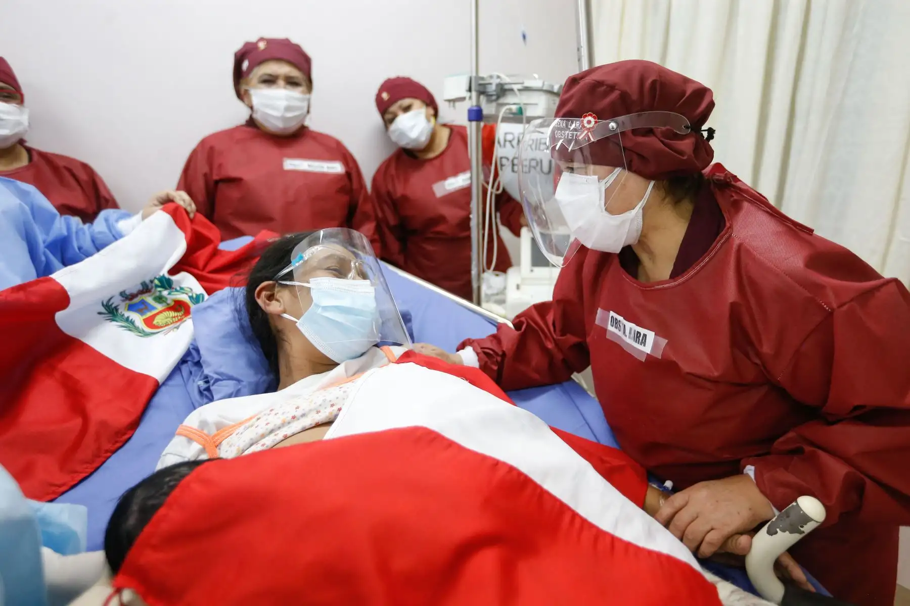 El recién nacido pesó 3,570 kilogramos y midió 51 centímetros, y su primer llanto será recordado por siempre ya que no solo emocionó a la madre sino también a los médicos, obstetras y enfermeras, que con convicción y banderas en mano le entonaron la canción 