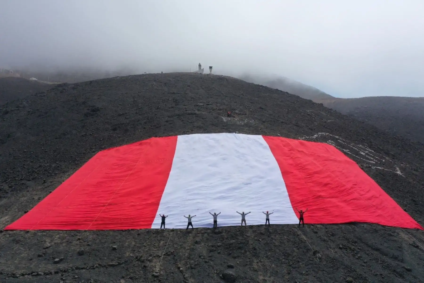 Jóvenes ancashinos colocaron la bandera peruana en lo alto del emblemático cerro de la Juventud, en Chimbote. ANDINA/Difusión