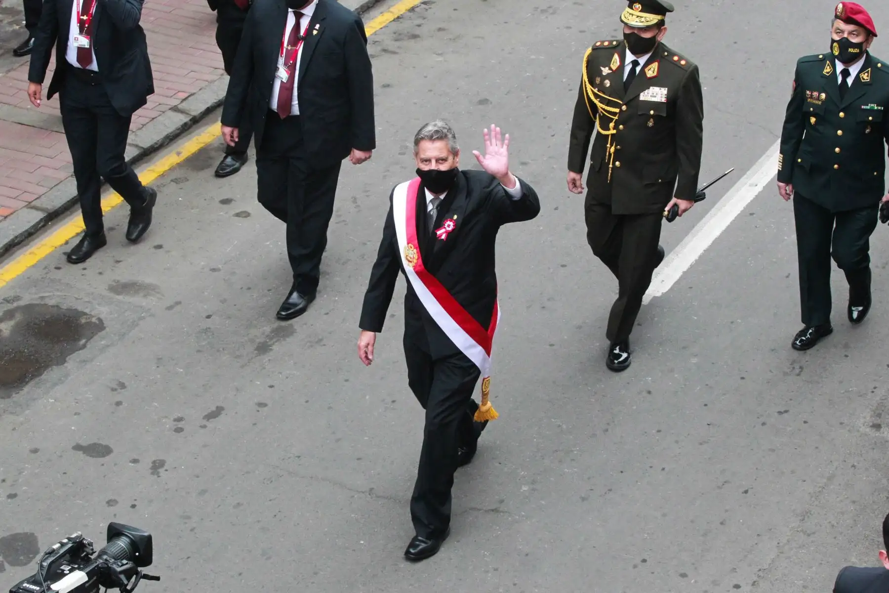 Presidente Francisco Sagasti en calle Junín camino al Congreso de la República. 
Foto: ANDINA/Jhony Laurente