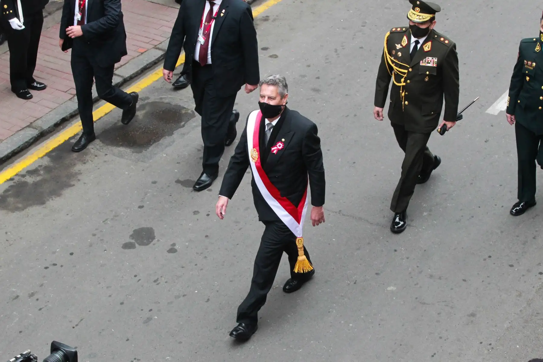 Presidente Francisco Sagasti en calle Junín camino al Congreso de la República. 
Foto: ANDINA/Jhony Laurente