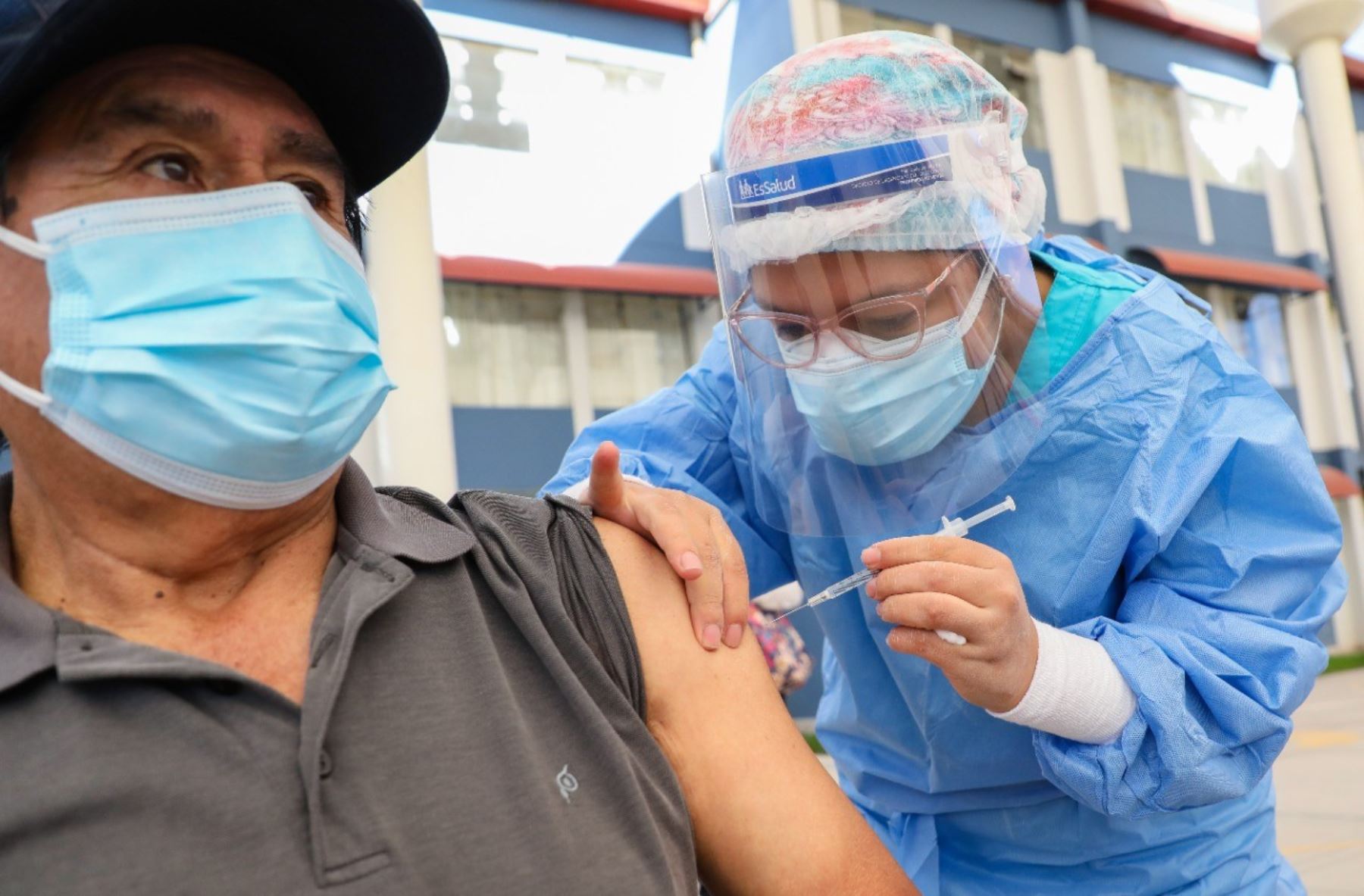 Ayacucho: concretan lote de vacunas contra la covid-19 para población mayor de 40 años
