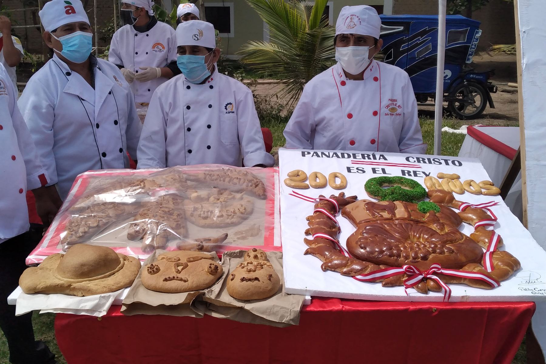Panaderos de Monsefú presentaron panes gigantes con motivos alusivos al Bicentenario. Foto: ANDINA/Difusión