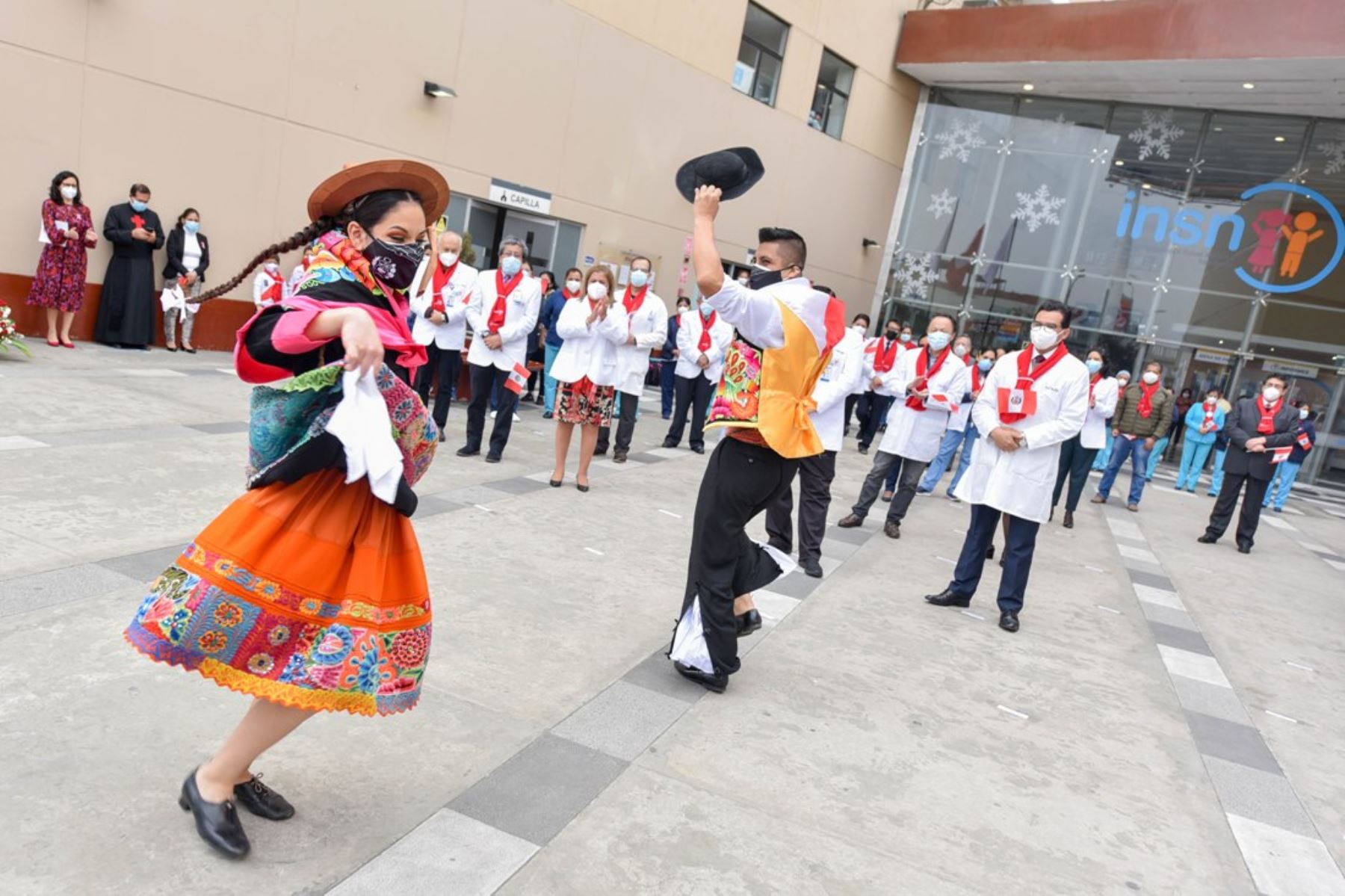 Bicentenario: personal y pequeños pacientes del INSN San Borja saludan a la patria. Foto: ANDINA/Difusión.