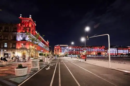 Plaza de la Constitución, en la Ciudad de México, con los colores rojo y blanco del Perú. ANDINA/Difusión