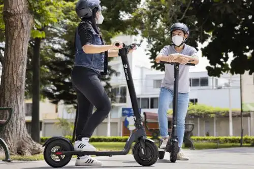 Cómo desplazarse en bicicleta y scooter de forma segura.
