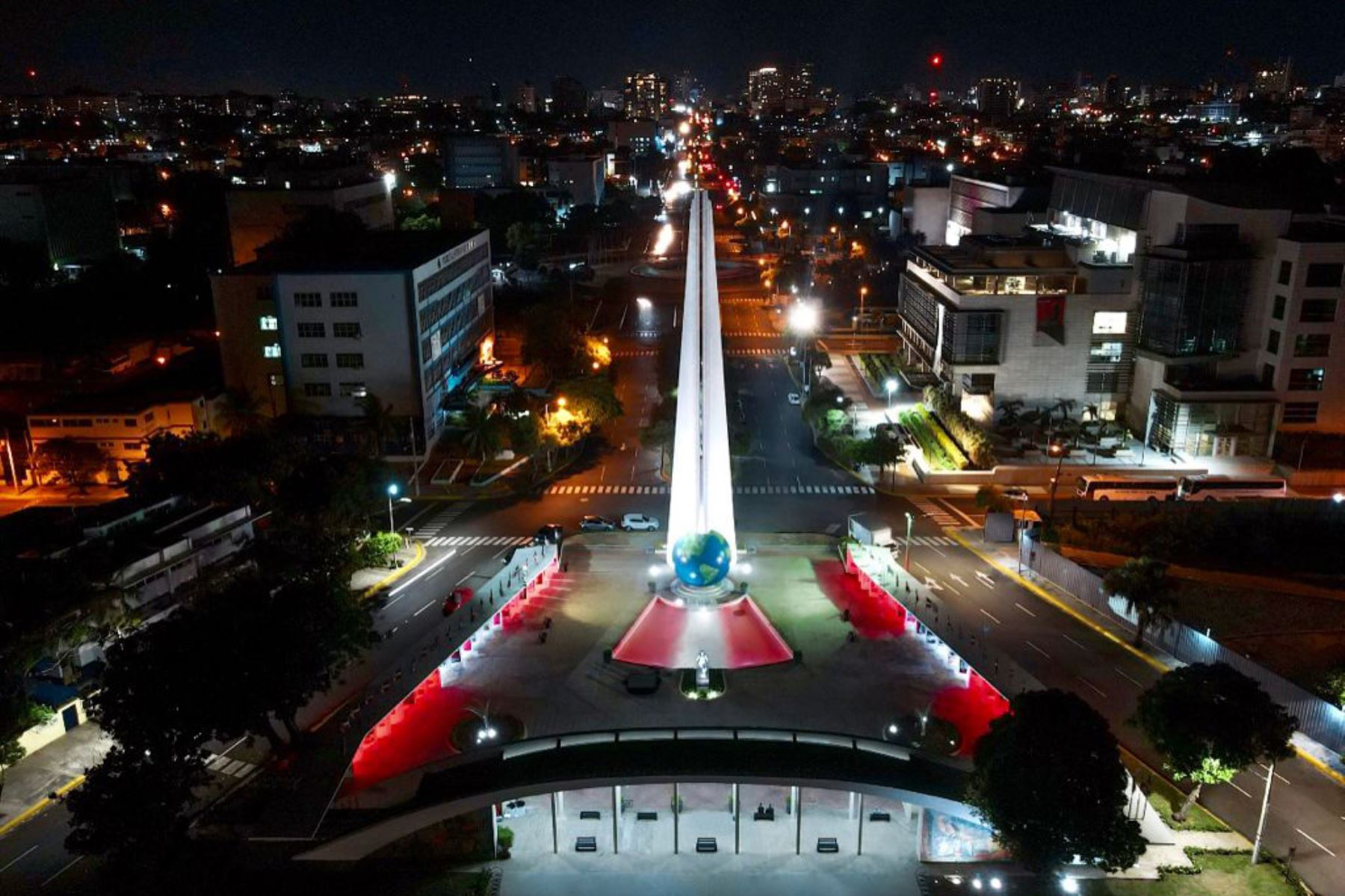 La plaza Pabellón de las Naciones de Santo Domingo se ilumina con los colores rojo y blanco, conmemorando el Bicentenario de la Independencia del Perú. Foto: @CancilleriaPeru.