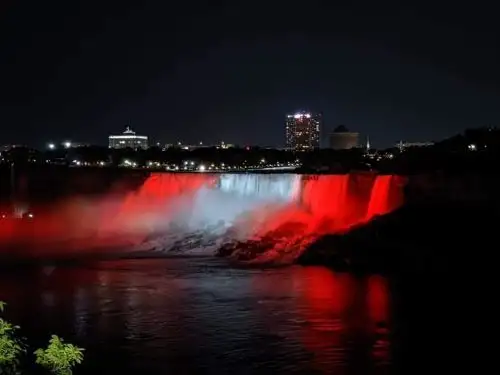 Lugares emblemáticos del mundo lucieron los colores de la Bandera peruana: cataratas del Niágara, Canadá.