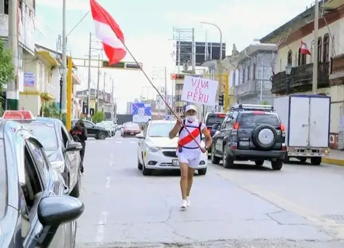 El atleta huancaíno Walter Fernández López corrió 22 kilómetros llevando la Bandera peruana y unió las ciudades de Huancayo y Concepción en homenaje al Bicentenario de Perú. Foto: ANDINA/difusión.