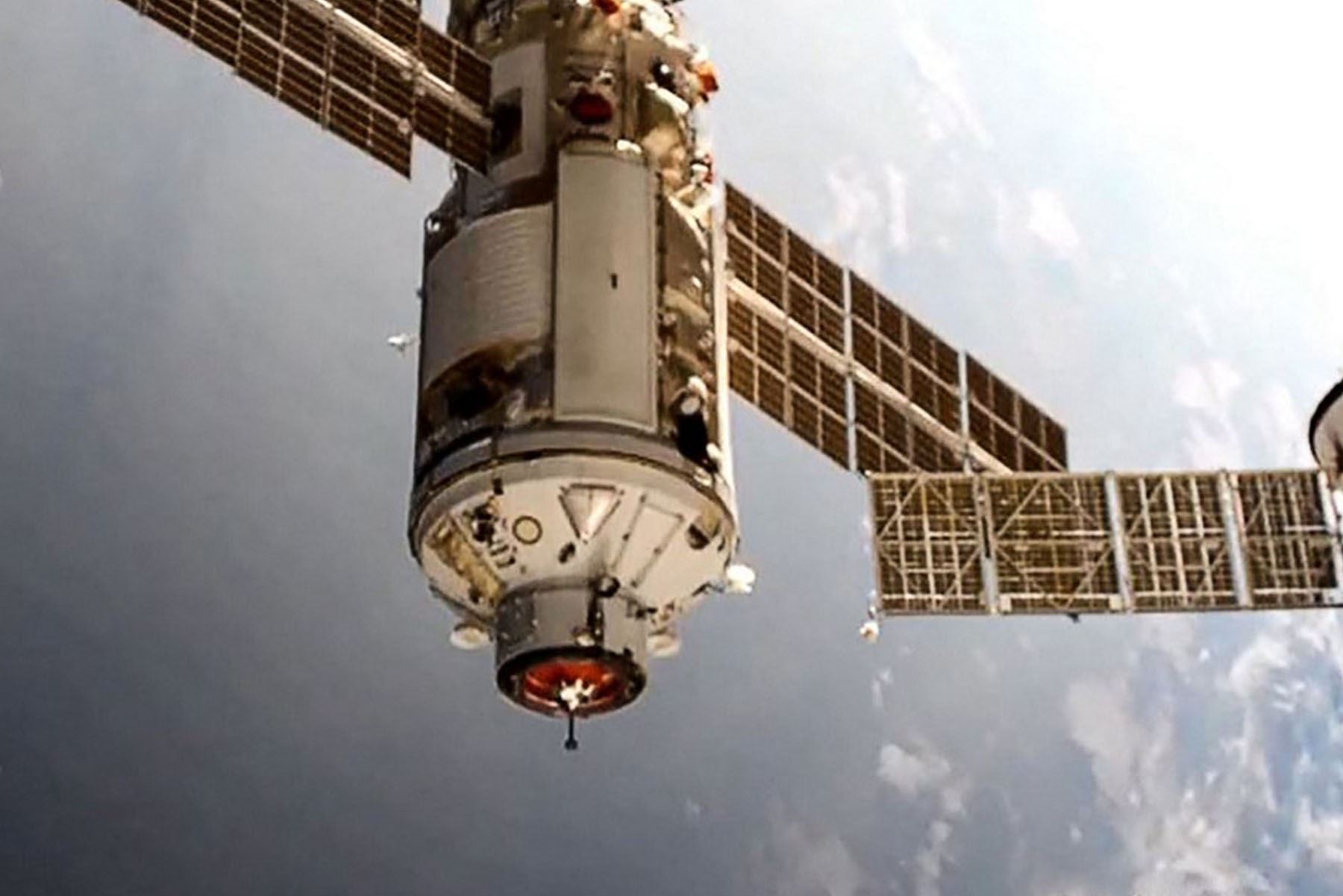 Después de ocho días de viaje espacial, que necesitó para ubicarse en la misma órbita que la ISS, este módulo científico se amarró a las 13h29 GMT al módulo del servicio ruso Zvezda. (Foto: AFP)