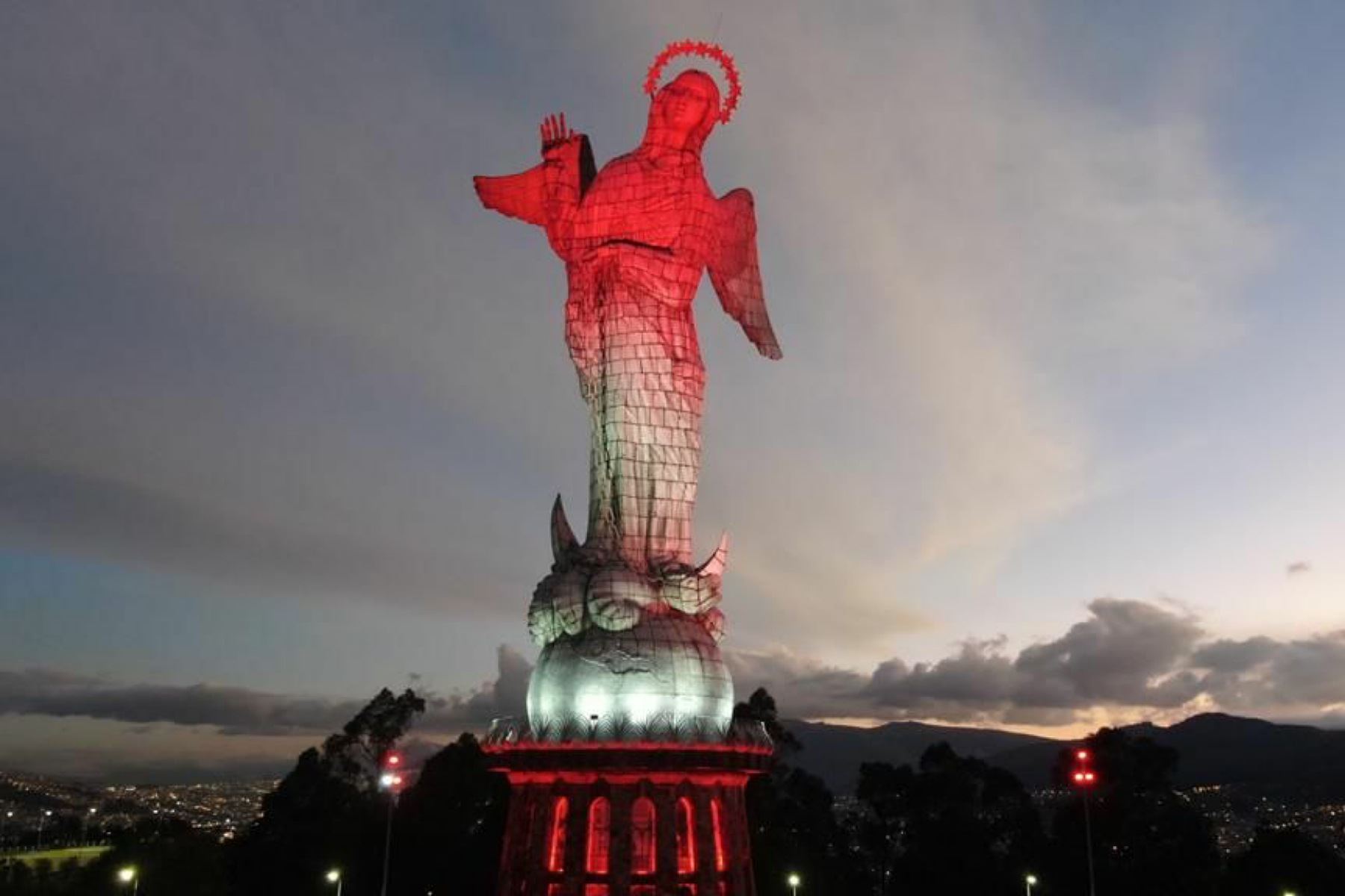 Ecuador ilumina la Virgen de El Panecillo