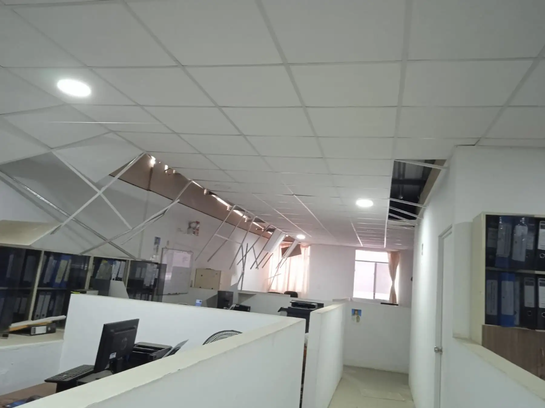 Reportan daños en viviendas, en locales e infraestructura públicos de Sullana por el fuerte sismo de magnitud 6.1 registrado hoy. Foto cortesía: Erwin Zapata.