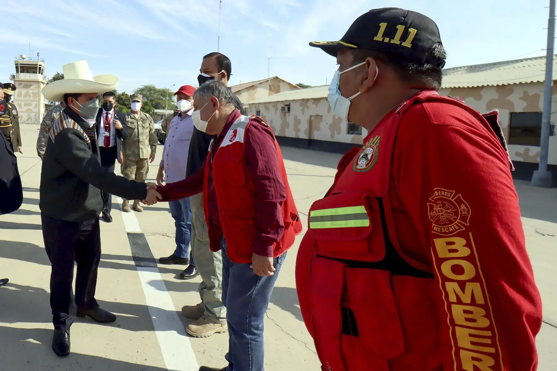 El presidente de la República, Pedro Castillo, viaja desde el Grupo Aéreo Número 8 a la ciudad de Sullana, región Piura, para inspeccionar los daños producidos por el sismo de 6,1 grados. Foto: Presidencia