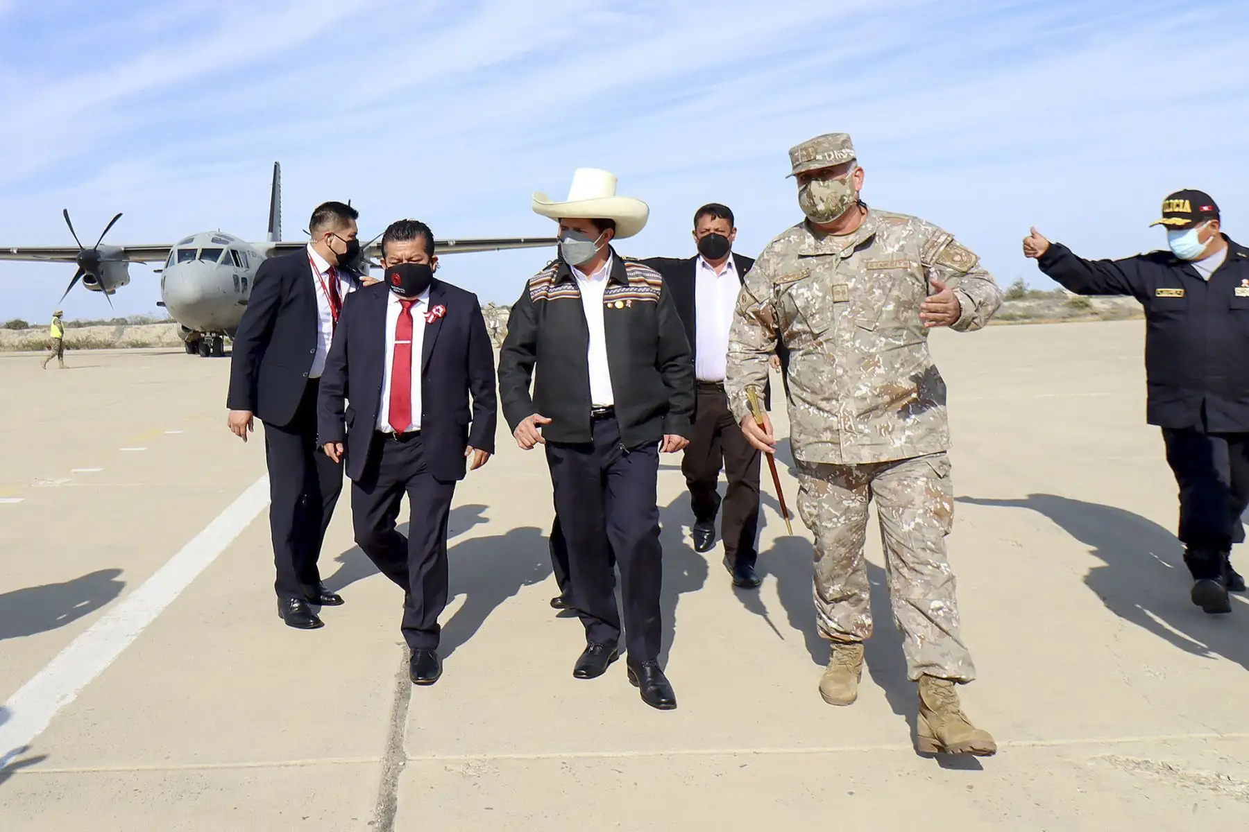 El presidente de la República, Pedro Castillo, viaja desde el Grupo Aéreo Número 8 a la ciudad de Sullana, región Piura, para inspeccionar los daños producidos por el sismo de 6,1 grados. Foto: Presidencia