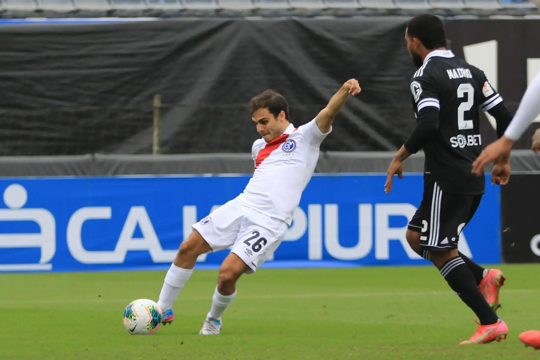 Piero Ratto del Deportivo Municipal dispara y anota ante Sporting Cristal durante partido por la tercera fecha de la Liga 1, en el estadio Alejandro Villanueva. Foto: Liga 1
