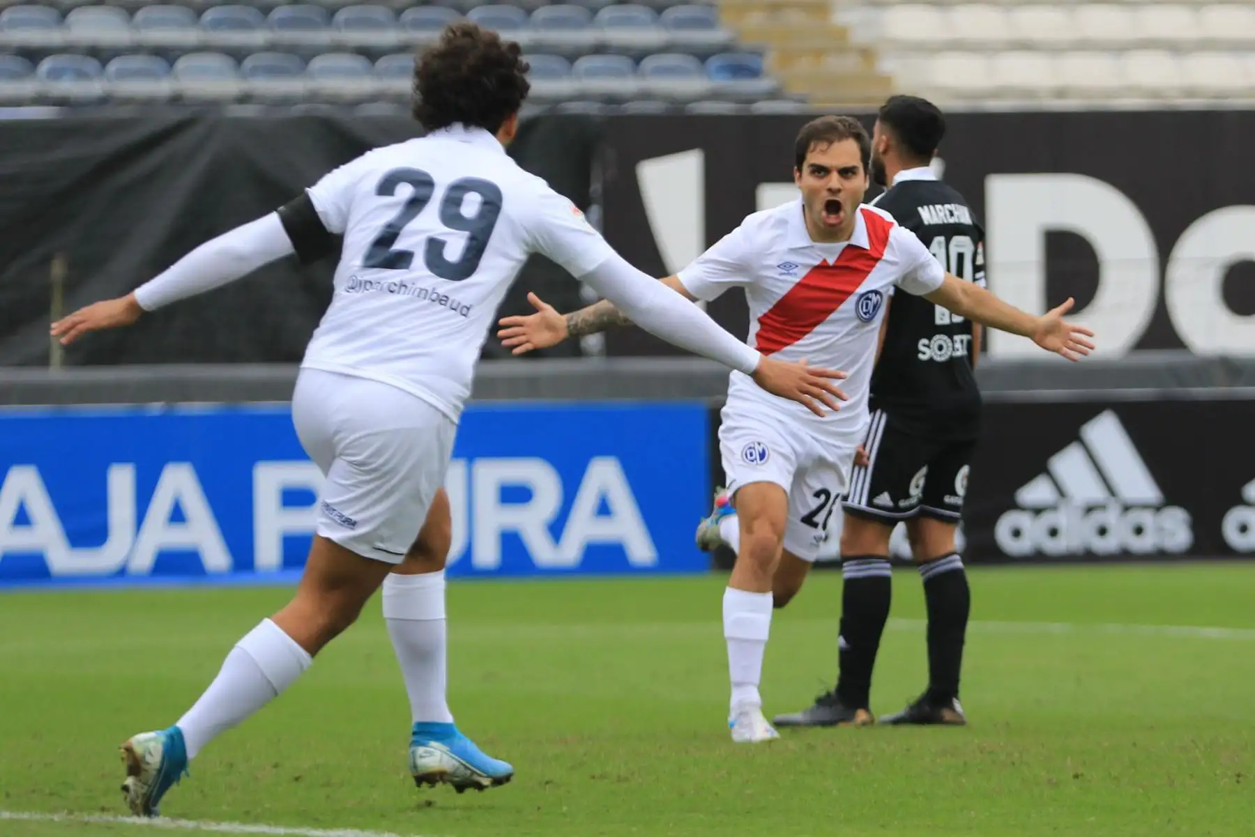 Piero Ratto del Deportivo Municipal celebra tras anotar ante Sporting Cristal durante partido por la tercera fecha de la Liga 1, en el estadio Alejandro Villanueva. Foto: Liga 1
