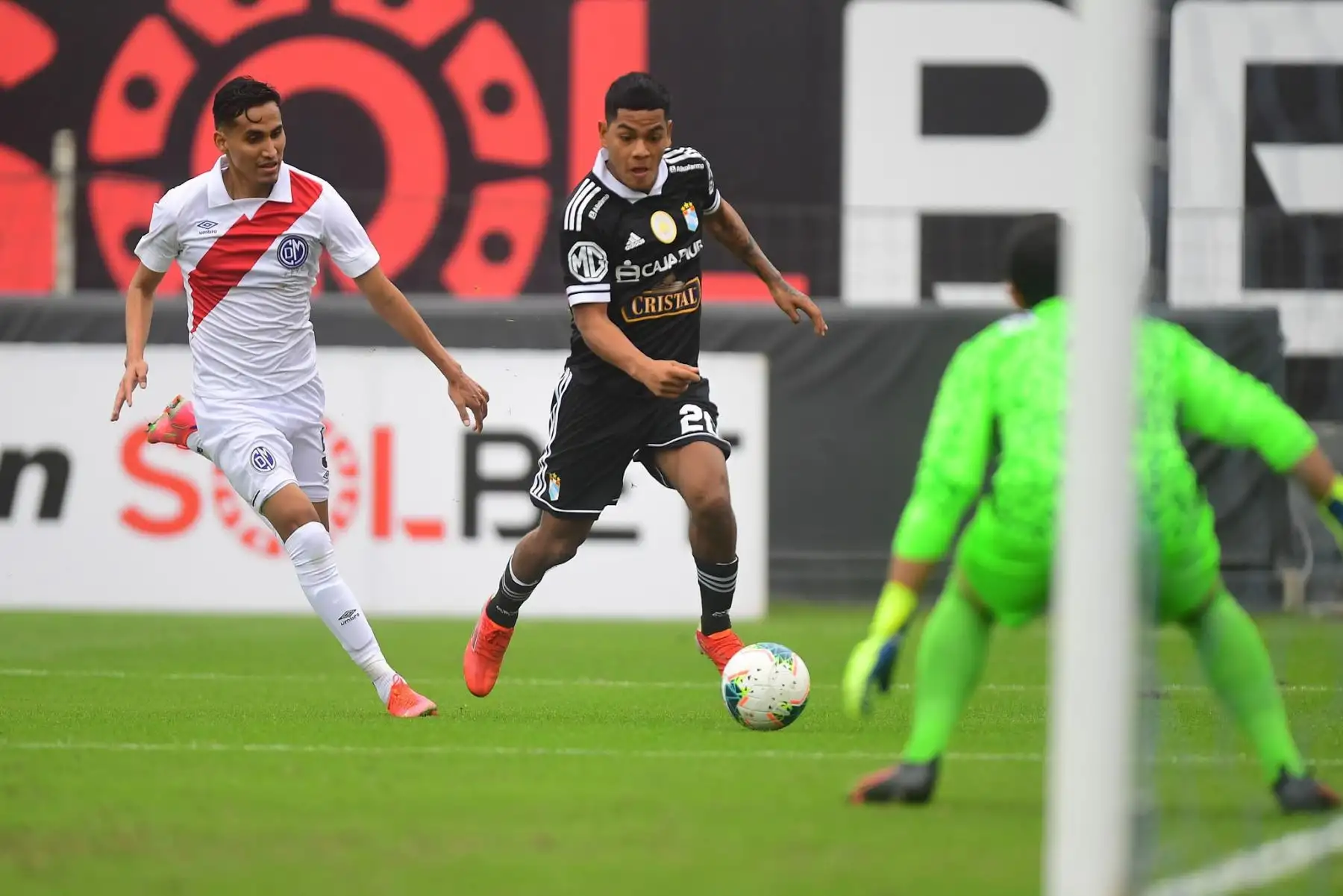 J. Marchán disputa el balón ante la marca de su rival del Deportivo Municipal durante partido por la tercera fecha de la Liga 1, en el estadio Alejando Villanueva. Foto: Liga 1