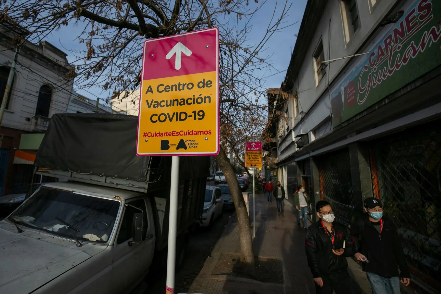 Un cartel indicativo hacia el centro de vacunación de un barrio porteño, en Buenos Aires, Argentina. La mitad de la población cuenta ya con una dosis de la vacuna contra la covid-19. Foto: EFE
