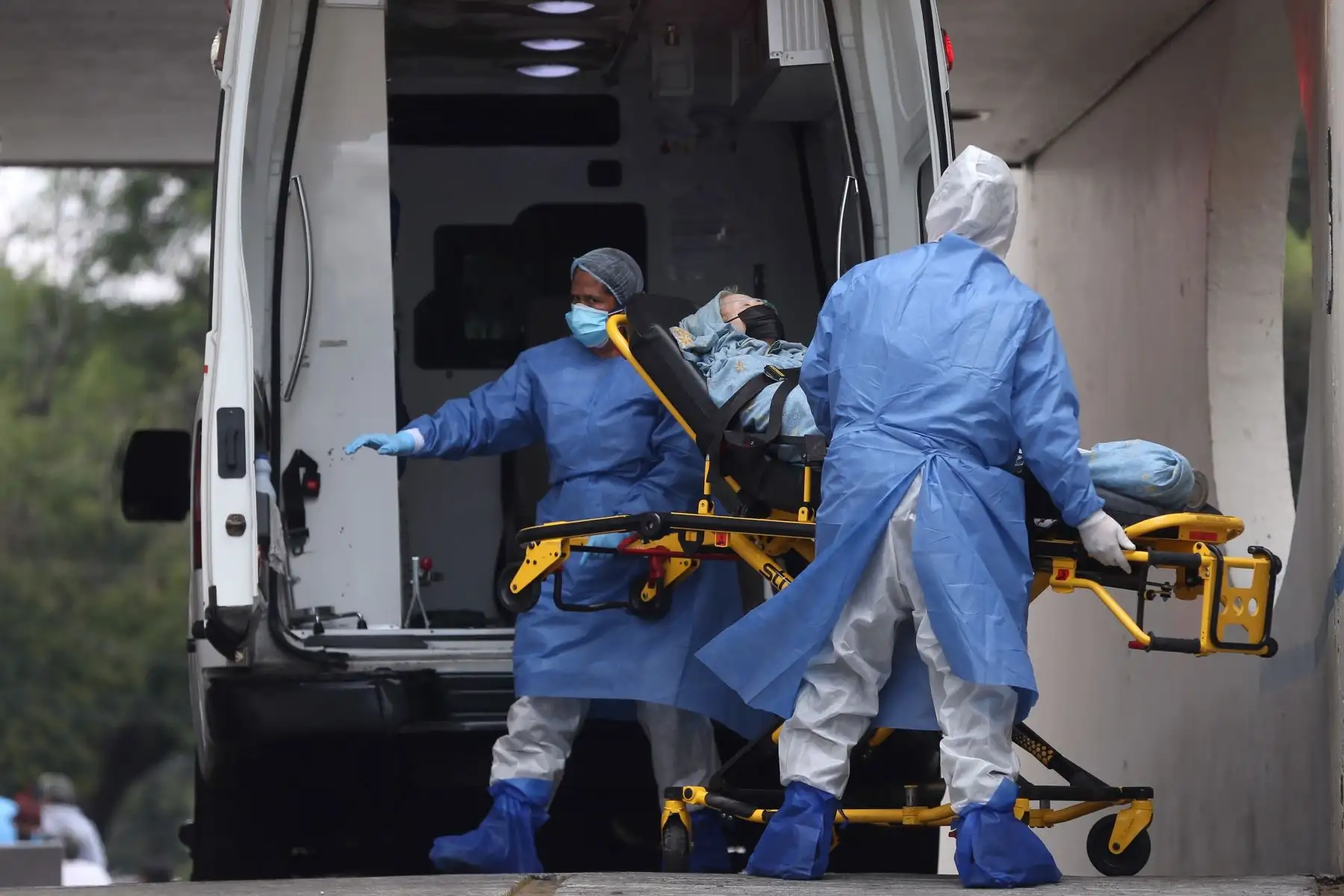 Trabajadores de salud trasladan a una persona infectada por covid-19 en el área de emergencias del Hospital General de la Ciudad de México. Foto: EFE