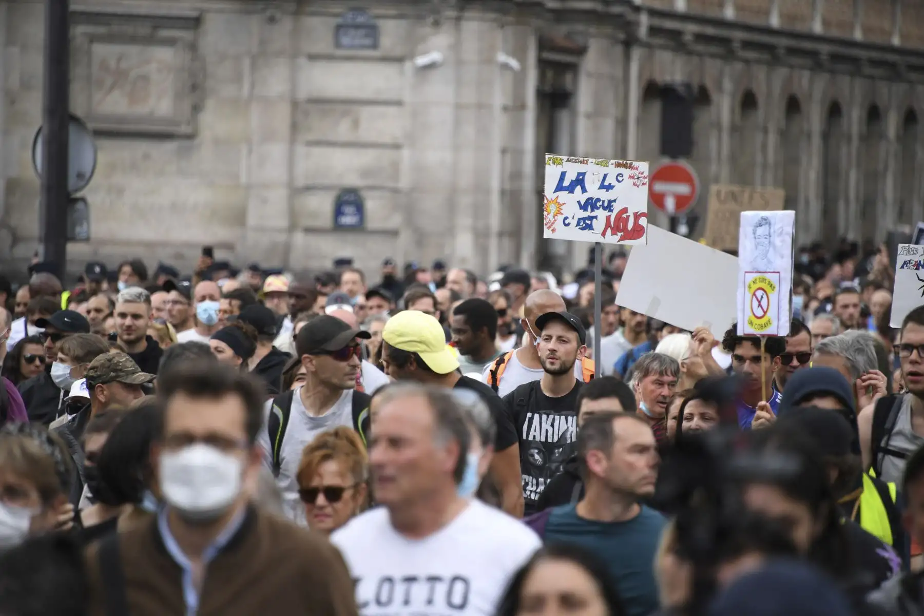Los manifestantes sostienen pancartas y carteles en contra de la vacunación obligatoria de covid-19, en París, Francia. Foto: AFP